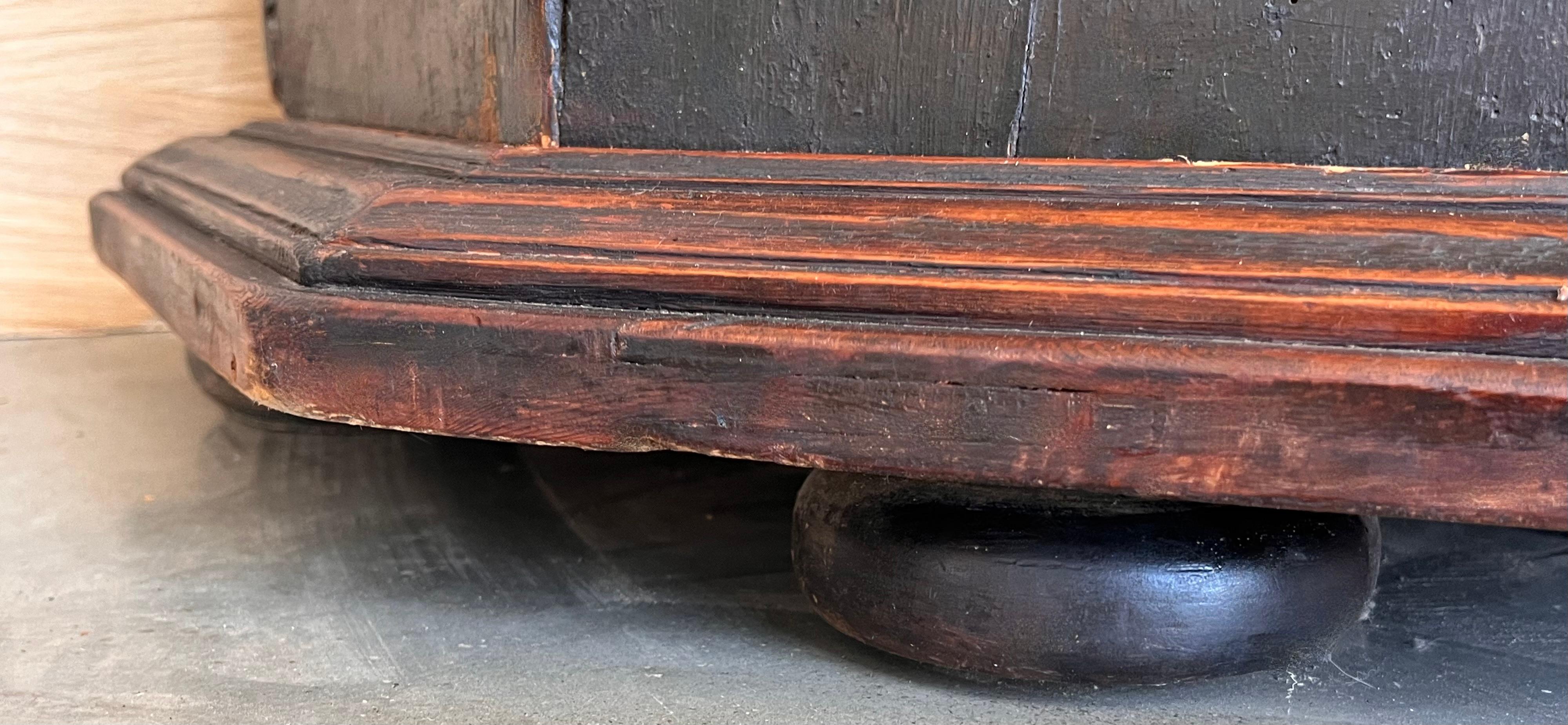Armario pintado español de 1788 en venta 8