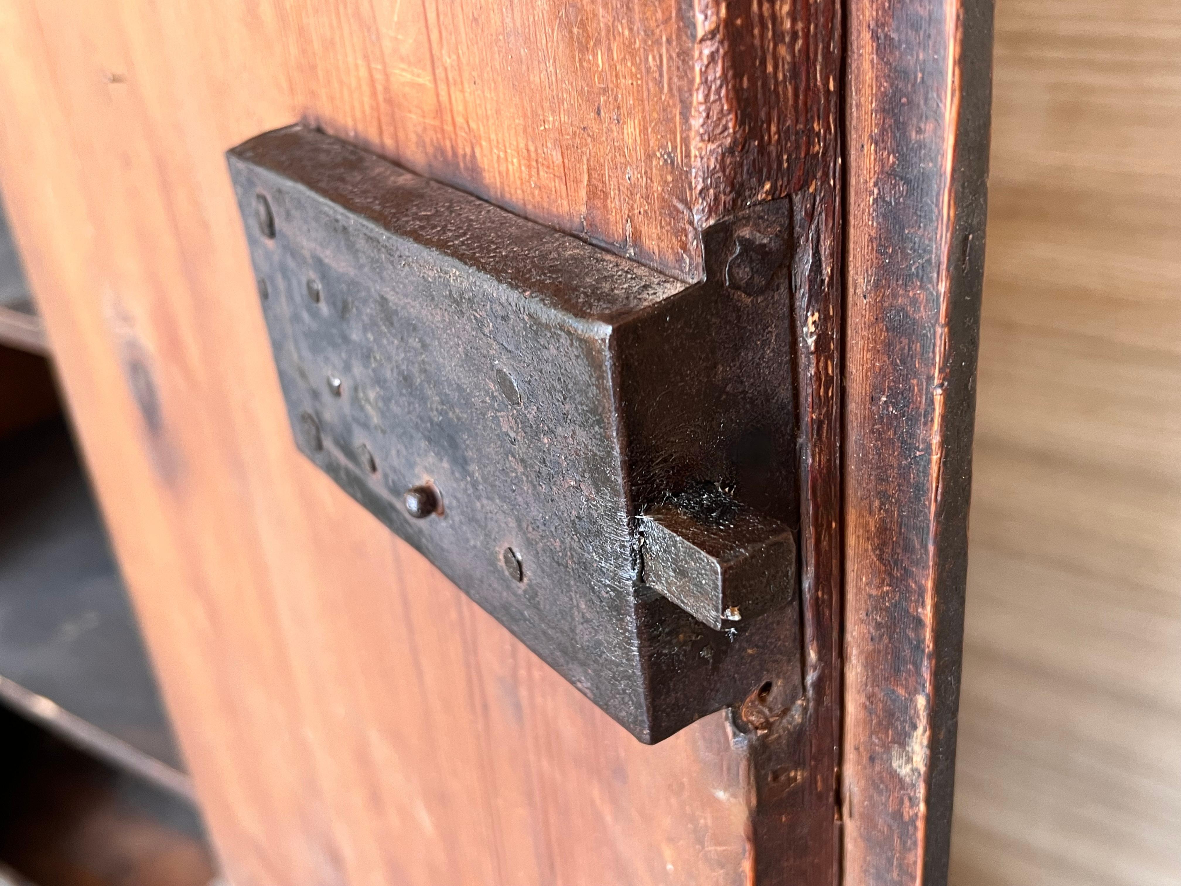 Armario pintado español de 1788 en venta 9
