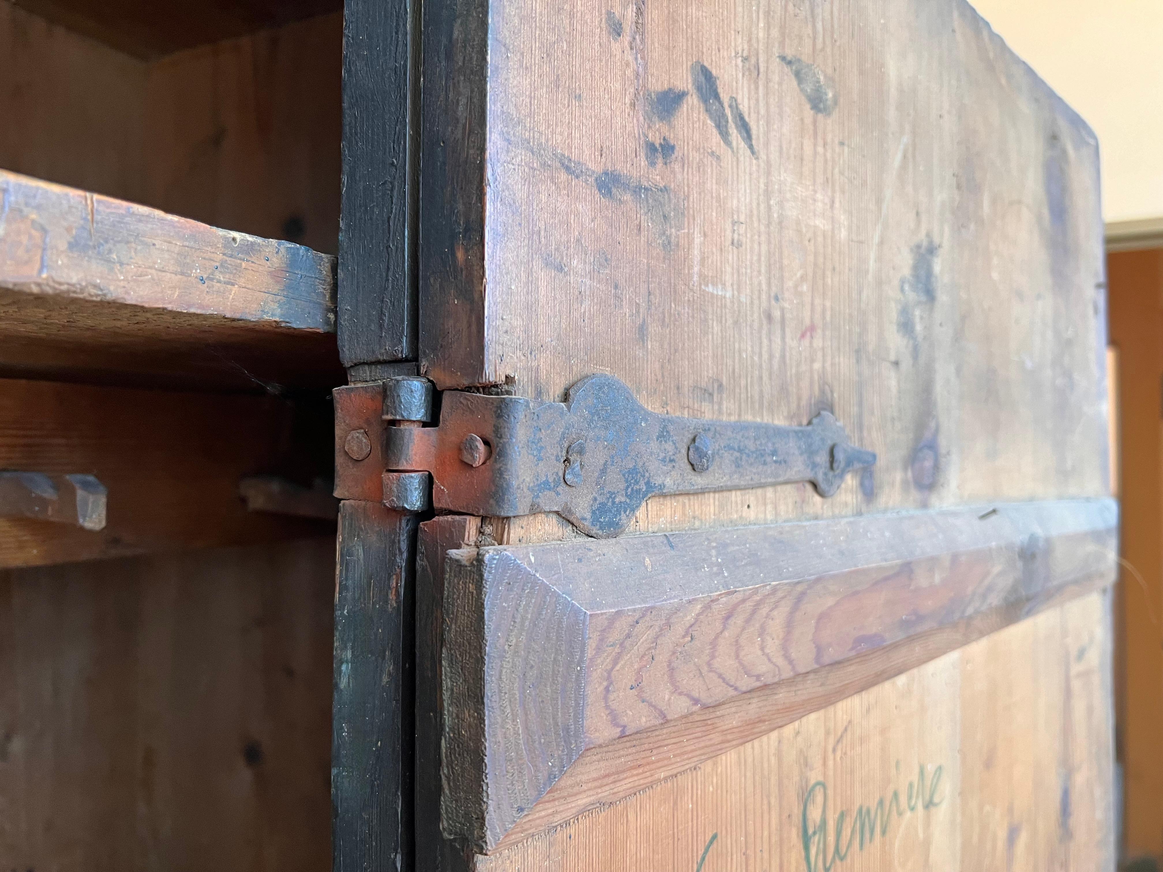 Armario pintado español de 1788 en venta 10