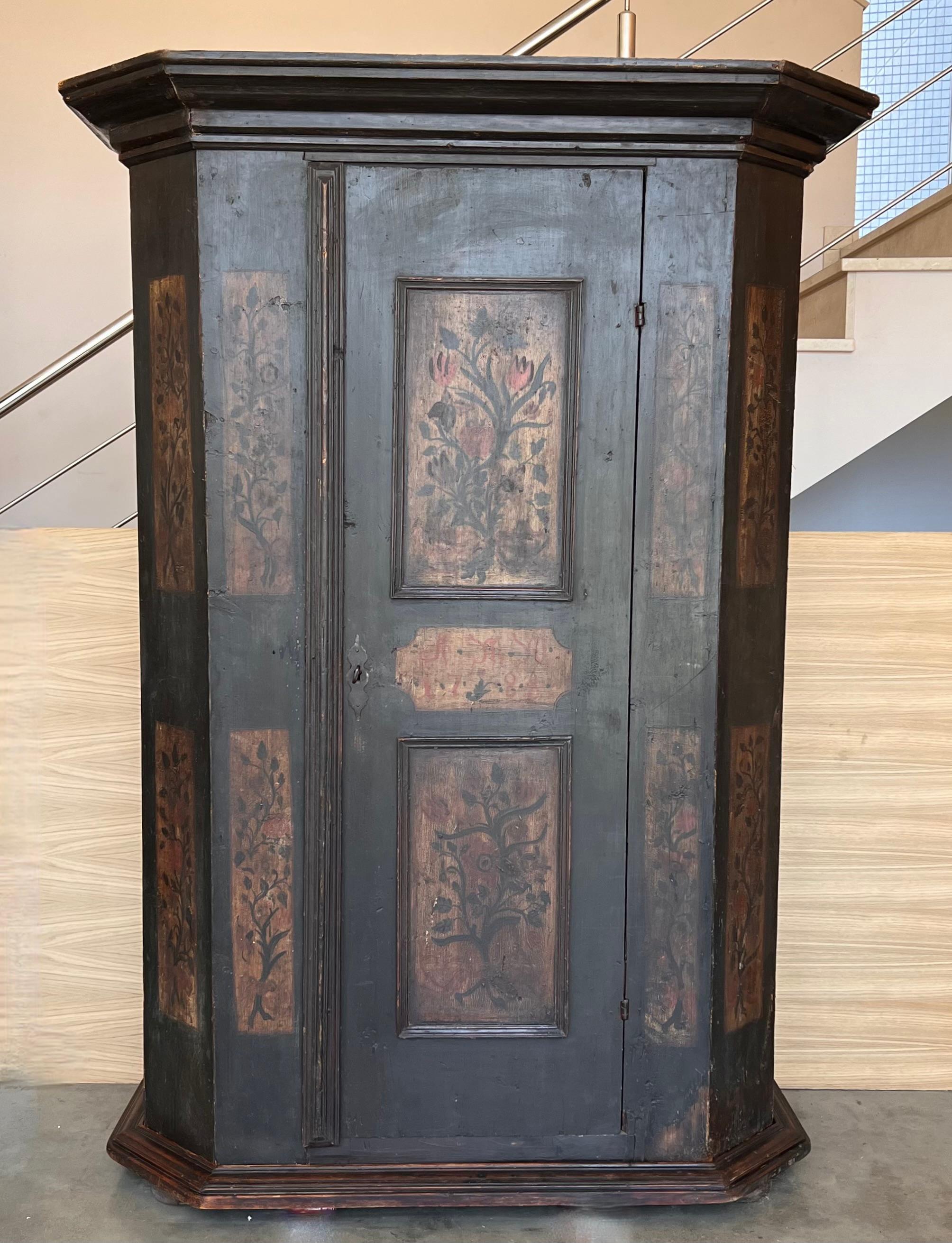Armario español, de una puerta, totalmente pintado de negro con flores.