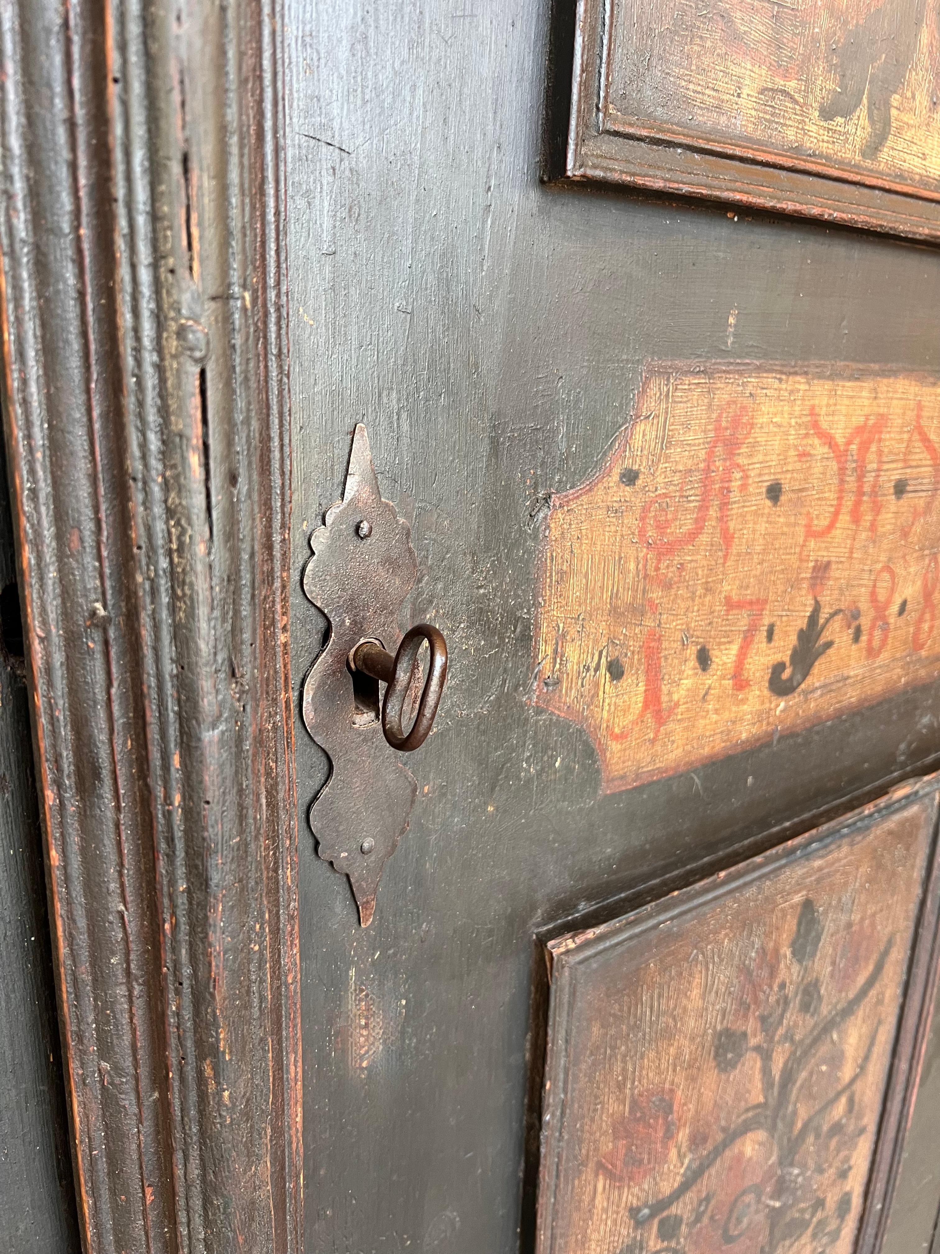 Armario pintado español de 1788 en venta 1