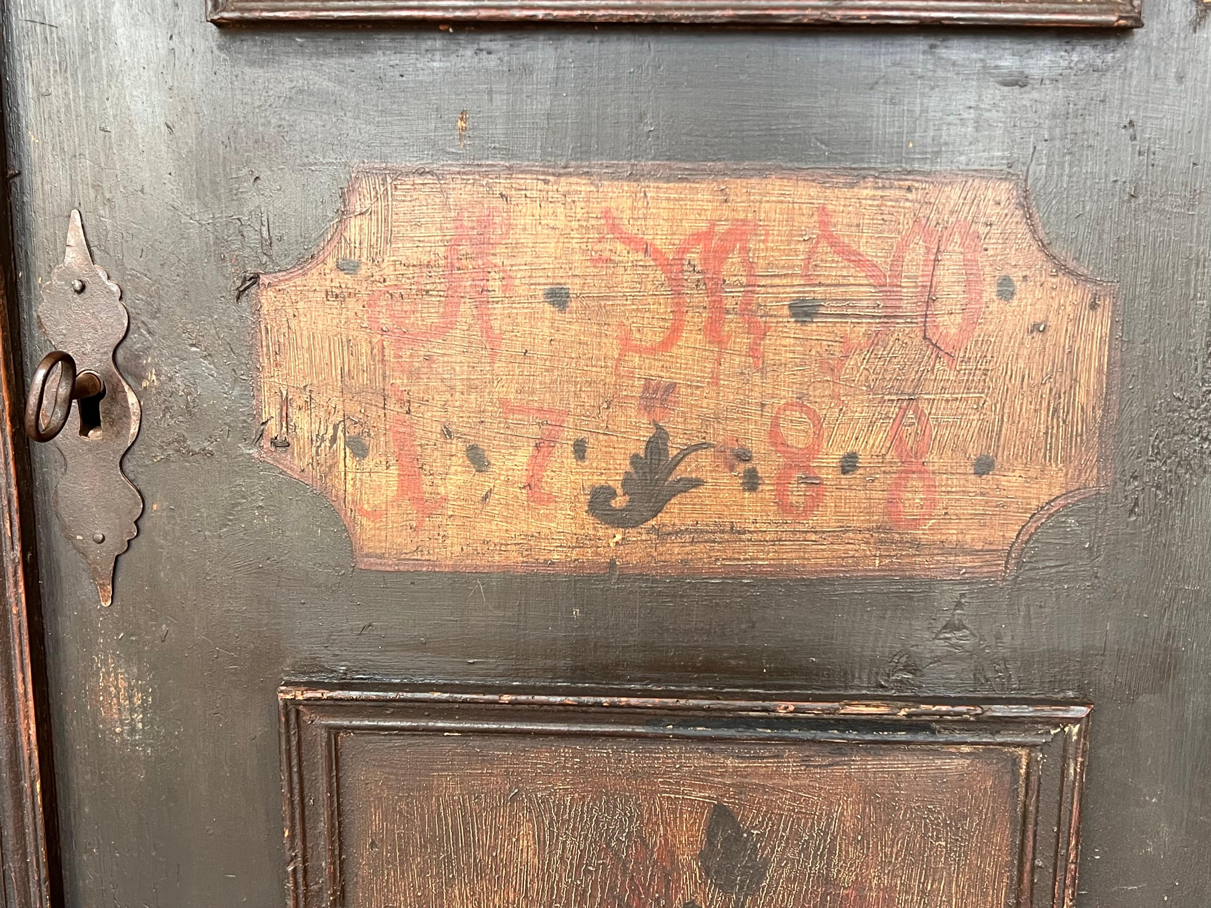 Armario pintado español de 1788 en venta 2