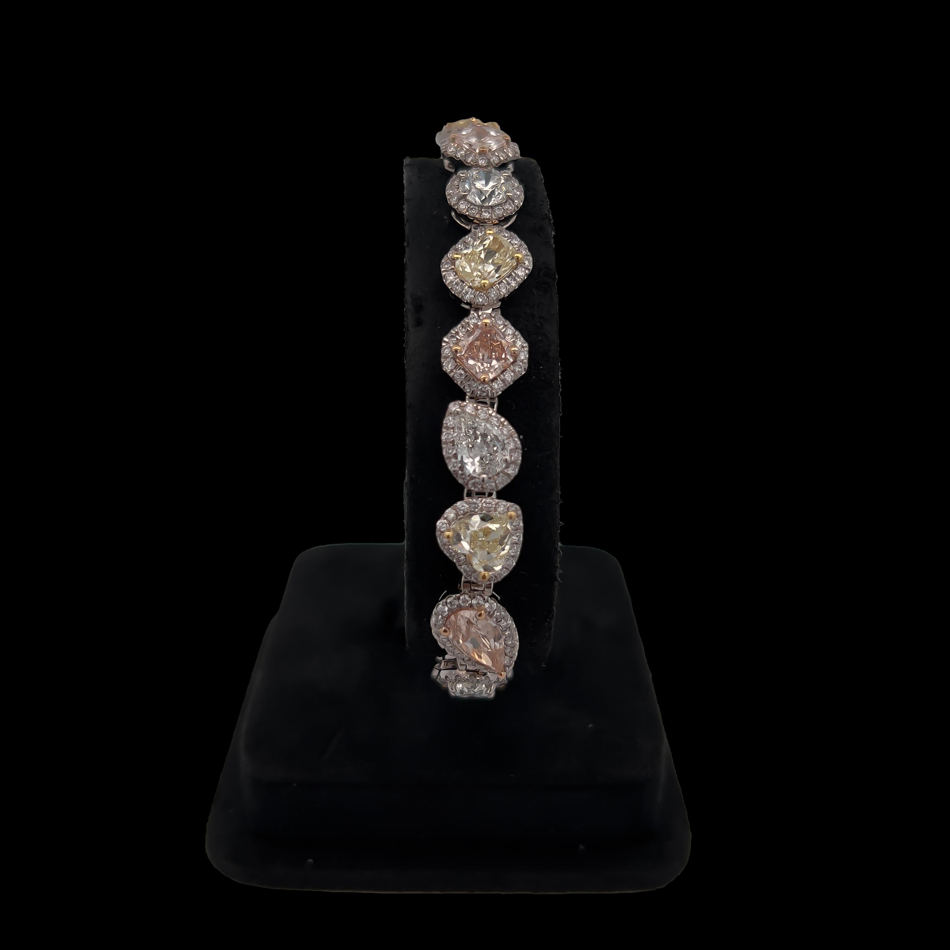 Genießen Sie das exquisite Funkeln und die Anziehungskraft unseres 17,89 Karat großen Multi Shaped/Color Diamond Tennis Bracelet. Dieses atemberaubende Schmuckstück besteht aus achtzehn gemischt geformten und verschiedenfarbigen Diamanten, die