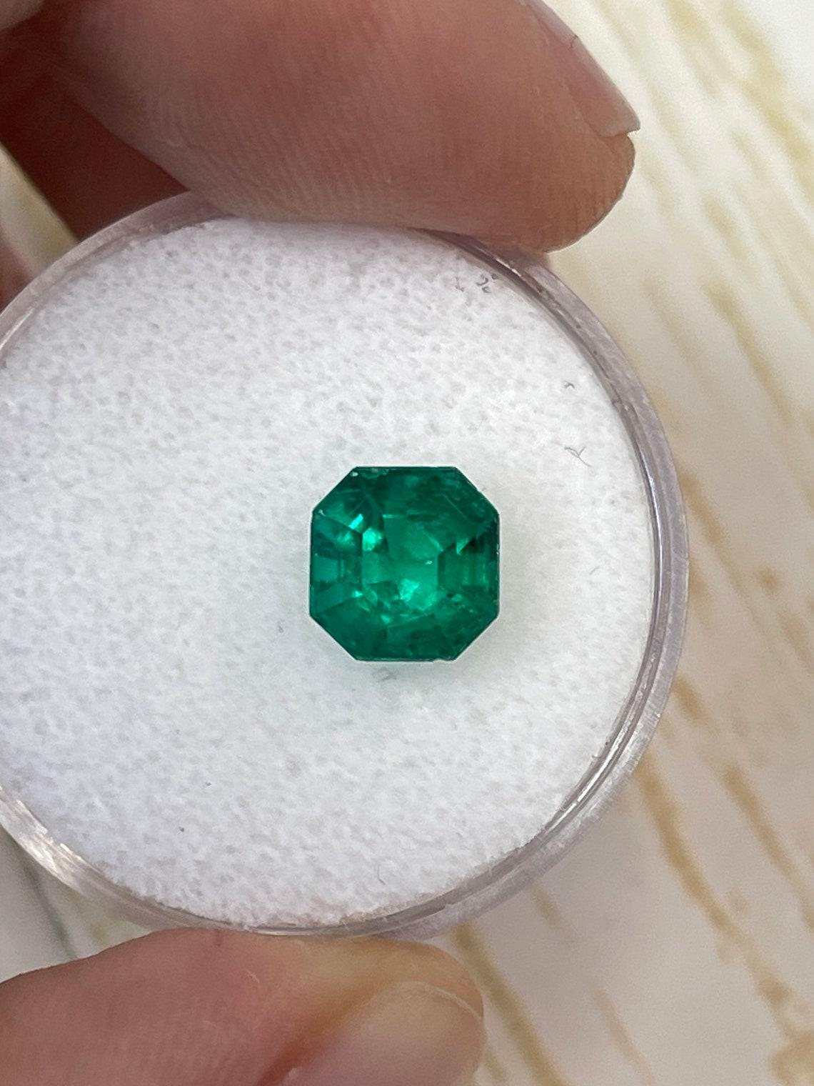 Piedra: Esmeralda
Peso: 1,78 quilates
Forma: Corte Asscher
Claridad: Transparente
Lustre: Excelente
Color: Verde Muzo Alpino
Medidas: 7,22 mm x 7,10 mm x 5,69 mm
Origen geográfico: Colombia
Tratamiento: Natural, Engrasado

Observaciones: Debido a