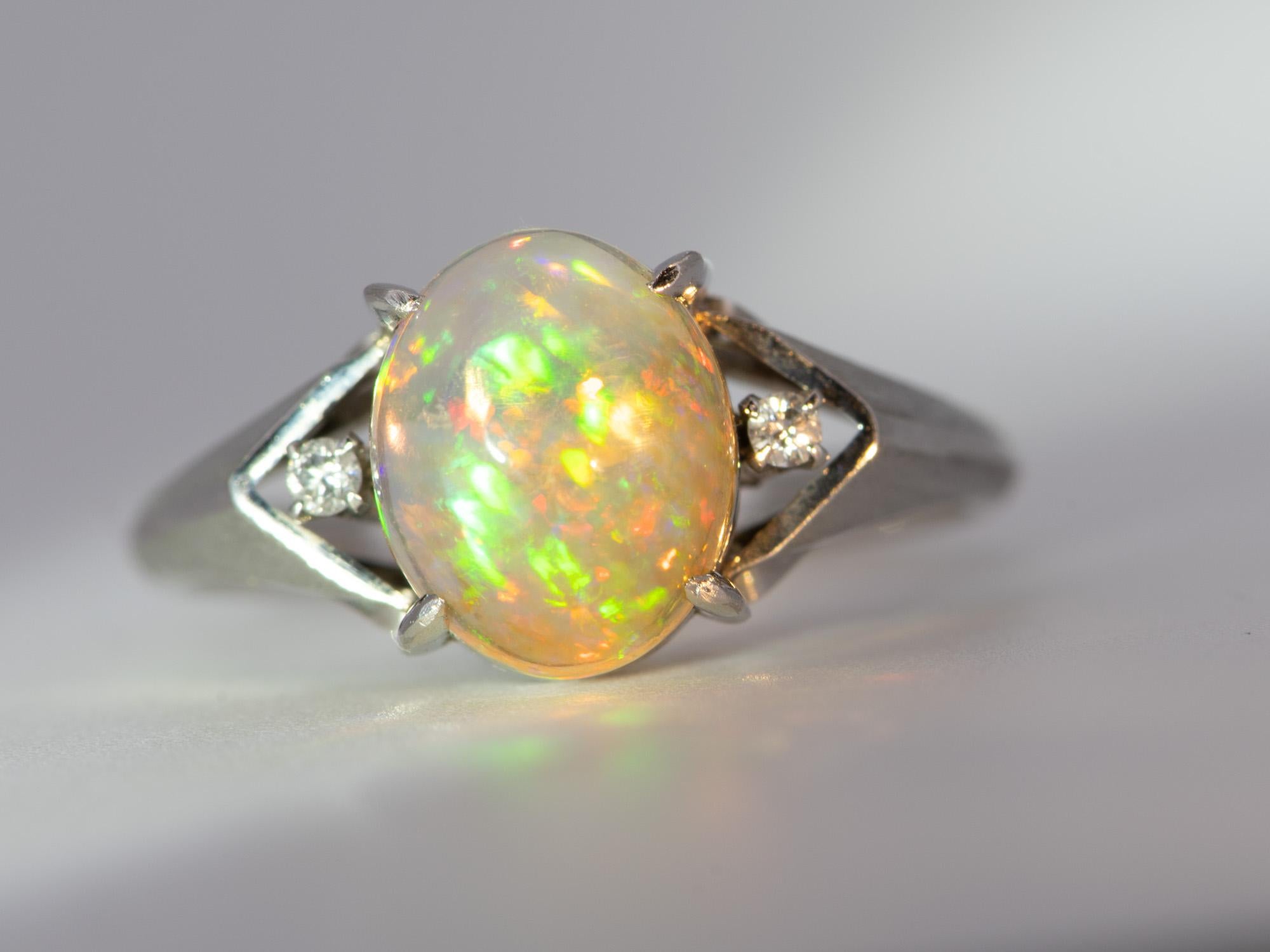 ♥ Este es un precioso anillo engastado con un �ópalo ovalado en el centro, rodeado de diamantes de 0,03 ct.
♥ El elemento mide 9,3 mm de longitud (en dirección Norte-Sur), 14,2 mm de anchura (en dirección Este-Oeste) y se sitúa a 9,5 mm del dedo.


♥