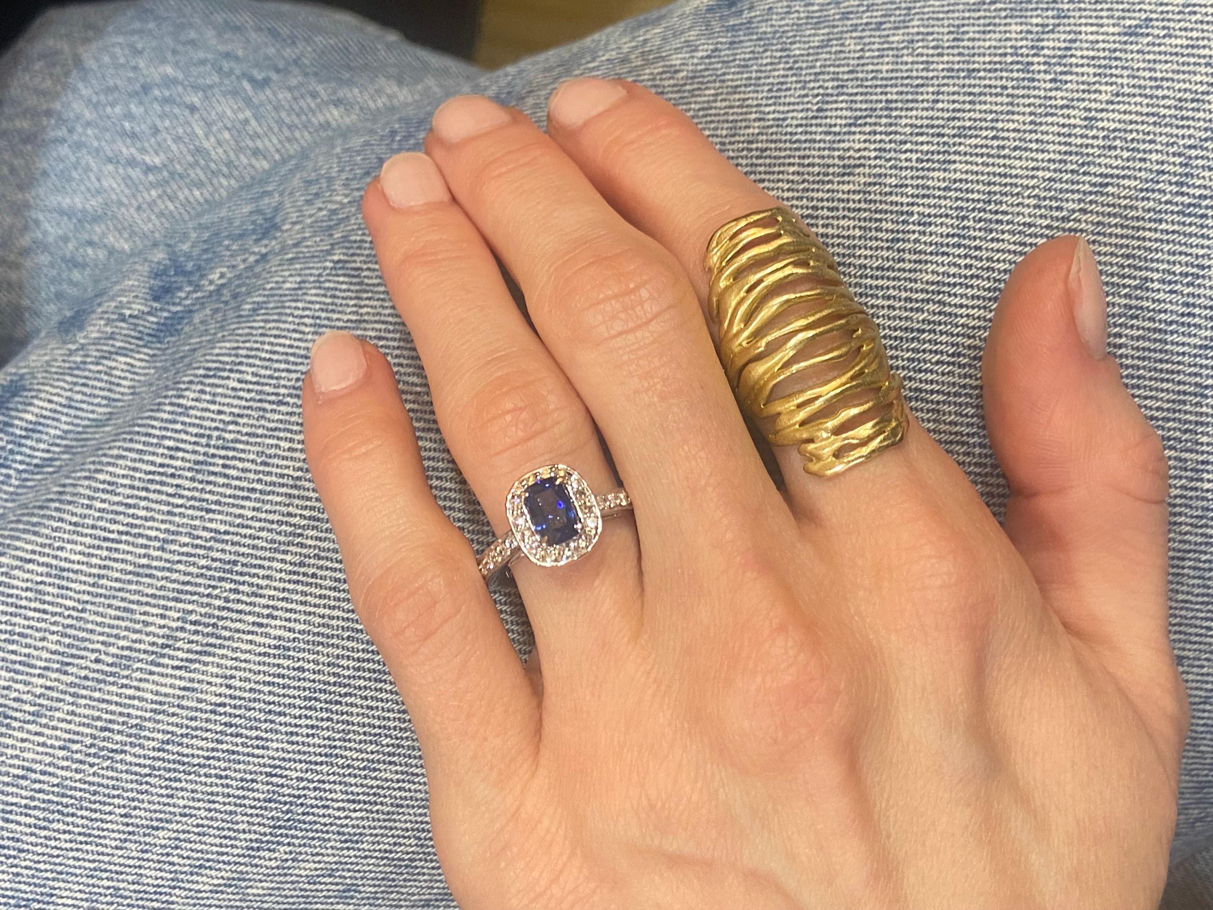 1.78 Karatw Smaragdschliff Saphir & runder Diamant Halo-Ring in 14KT Gold für Damen oder Herren im Angebot