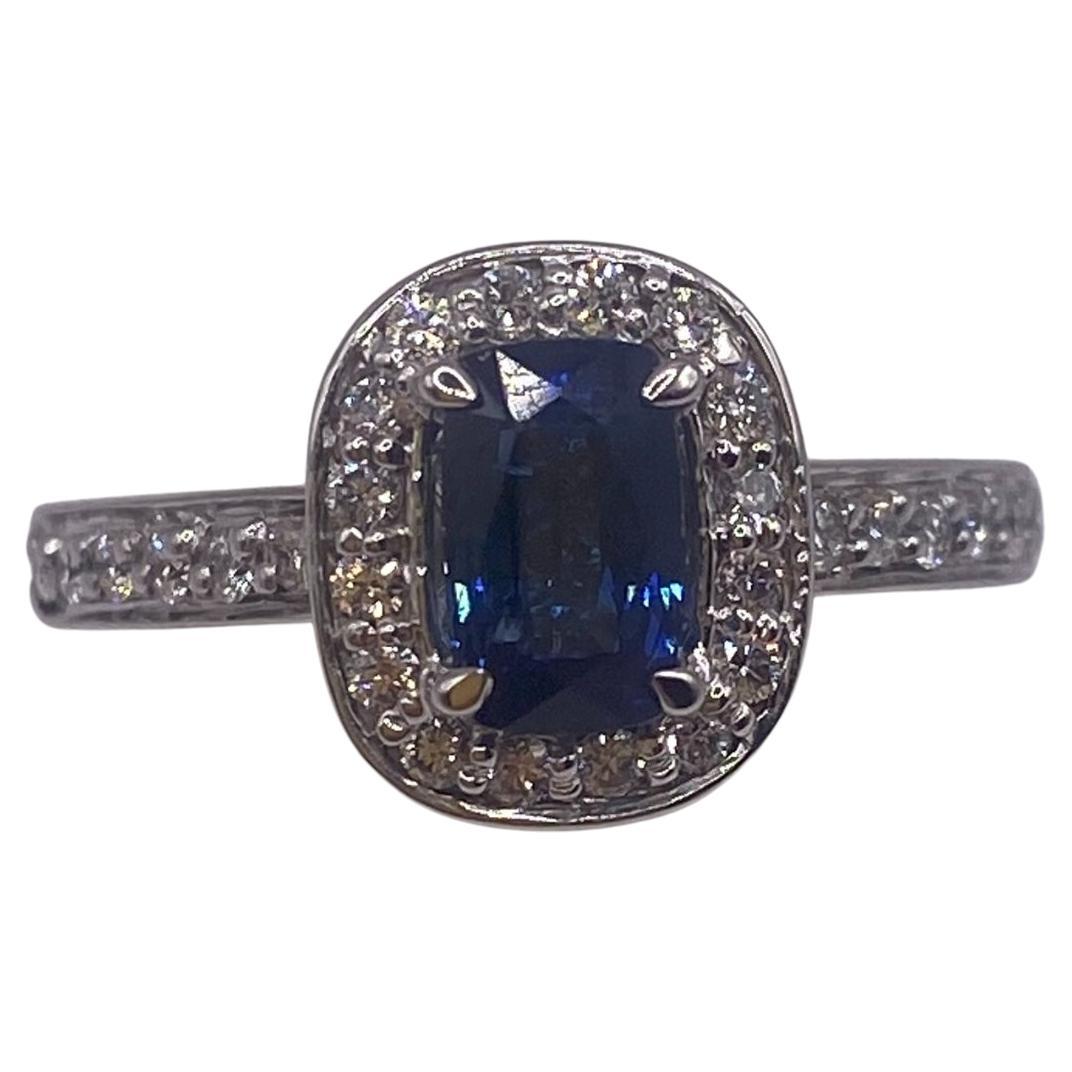 Bague en or 14 carats avec saphir taille émeraude et halo de diamants ronds de 1,78 ctw