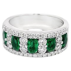 Bague pour femmes de style victorien en or blanc 18 carats avec émeraudes et diamants de 1,78 c.w au total