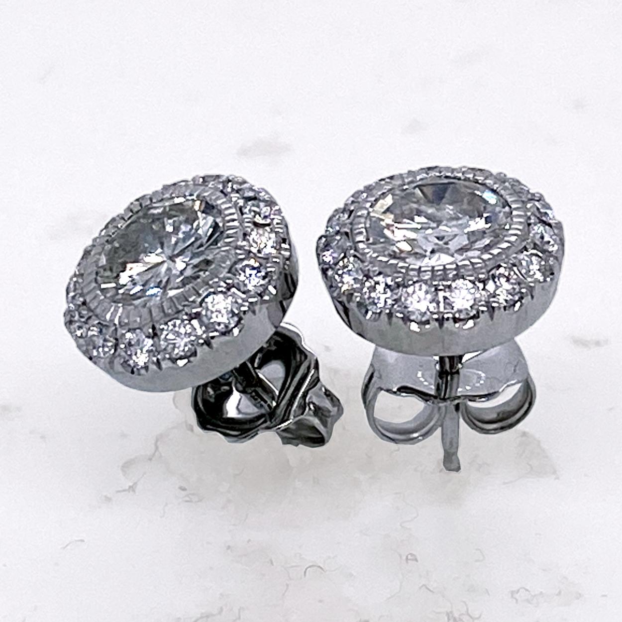 Contemporain Clous d'oreilles en diamants ronds 14 carats de 1,79 carat avec halo en vente