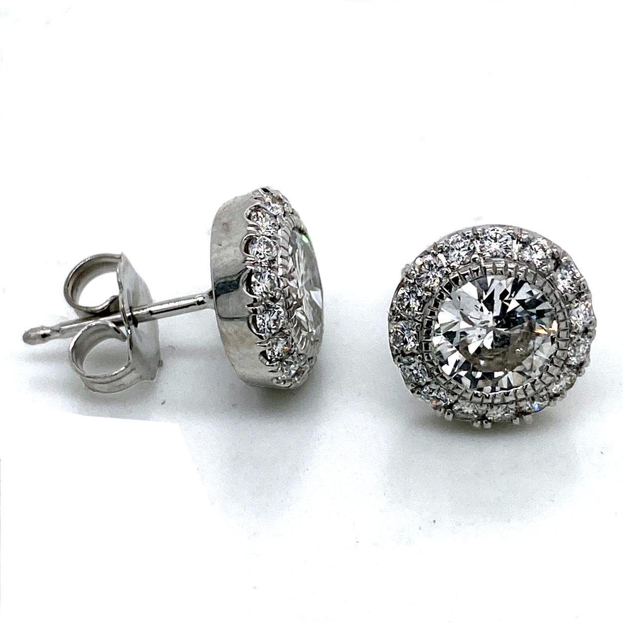 Taille ronde Clous d'oreilles en diamants ronds 14 carats de 1,79 carat avec halo en vente