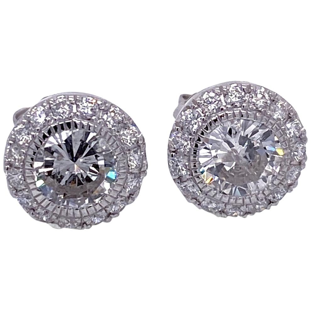 Clous d'oreilles en diamants ronds 14 carats de 1,79 carat avec halo en vente
