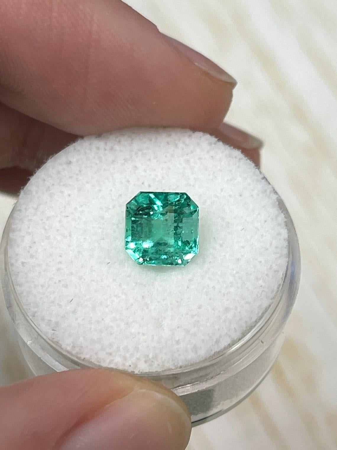A. Stone: Smeraldo
Peso: 1,79 carati
Forma: Taglio Asscher
Chiarezza: Trasparente-Carbonio Specifiche
Lucentezza: Eccellente
Colore: verde bluastro medio
Misure: 7,04 mm x 7,03 mm x 5,35 mm
Origine geografica: Colombia
Trattamento: Naturale,