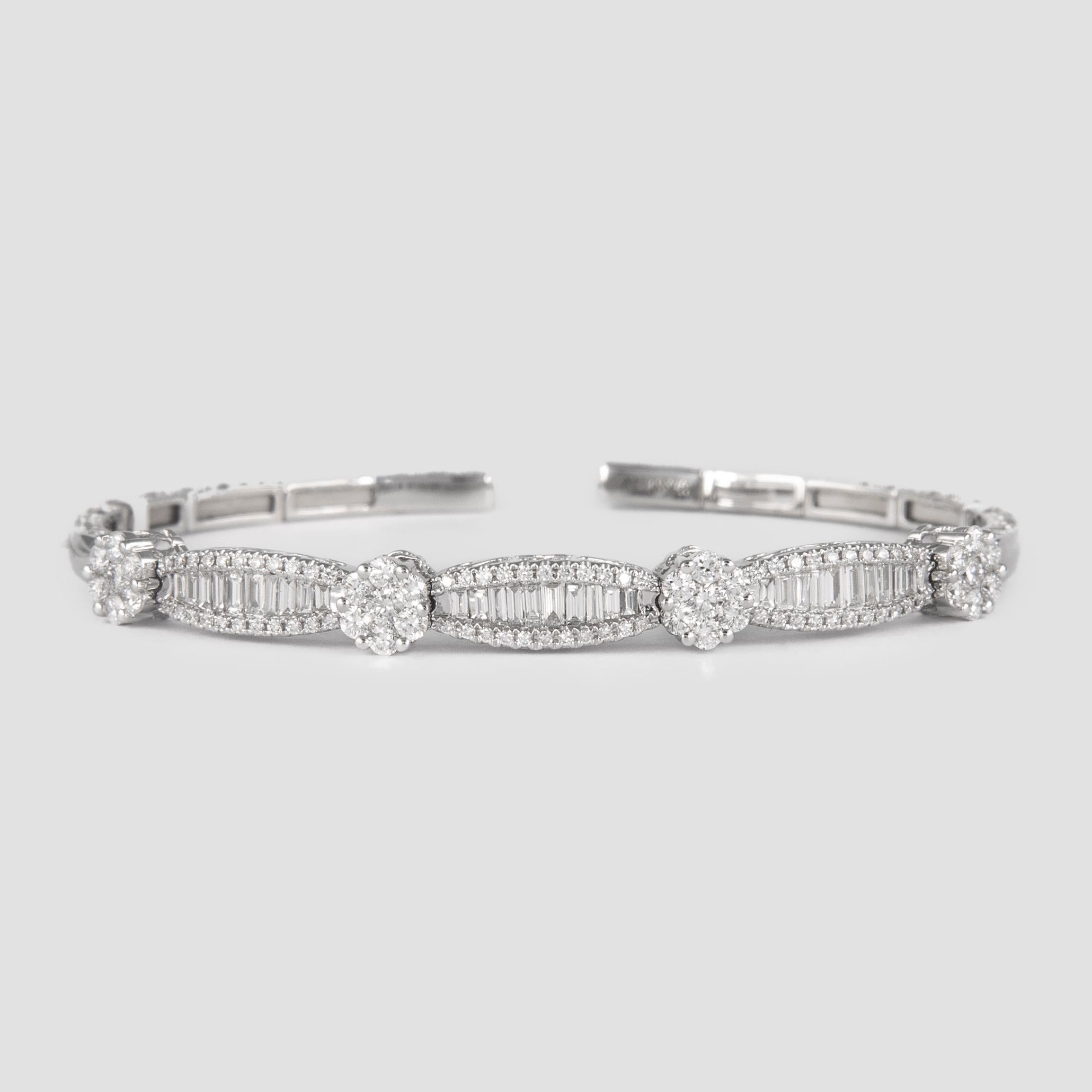 Contemporary 1.79 Carat Round and Baguette Diamond 18 Karat White Gold Flexible Bangle