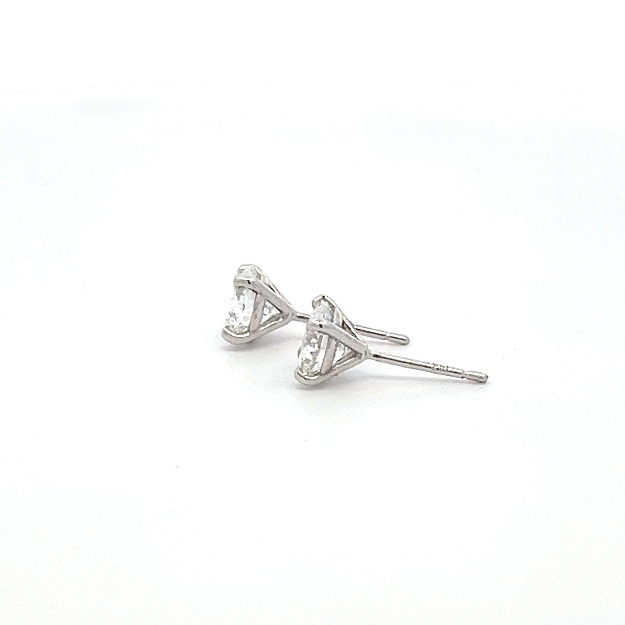1,79 Karat Runder Brillant D VS2 Diamant-Ohrstecker aus 18 Karat Weißgold im Zustand „Neu“ im Angebot in New York, NY