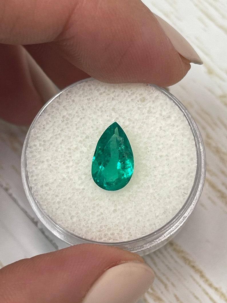 Pierre : Émeraude
Poids : 1,79 carats
Forme : Coupe poire
Clarté : Transparent
Éclat : Excellent-Très bon
Couleur : Vert Muzo vif
Dimensions : 10,90 mm x 6,76 mm x 4,66 mm
Origine géographique : Colombie
Traitement : Naturel, huilé

Commentaires :