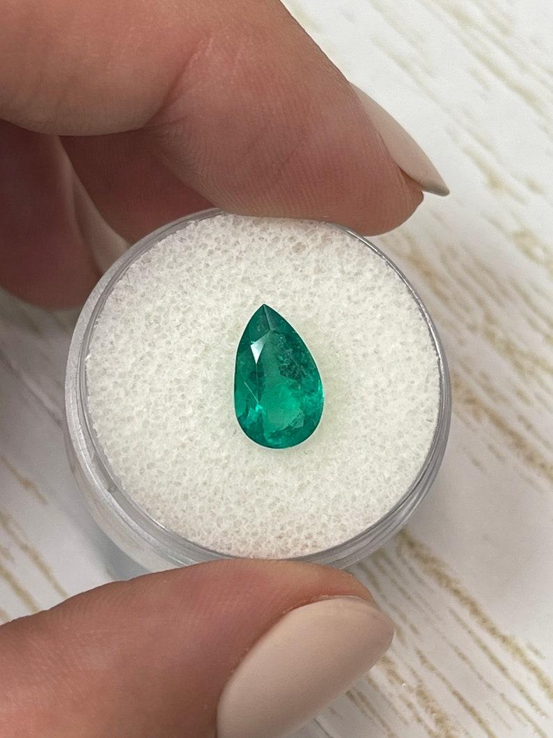 Moderne 1.79 Carat Vivid Muzo Green Colombian Emerald - Pear-Cut May Birthstone Gem en vente