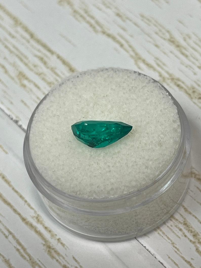 1.79 Carat Vivid Muzo Green Colombian Emerald - Pear-Cut May Birthstone Gem Pour femmes en vente