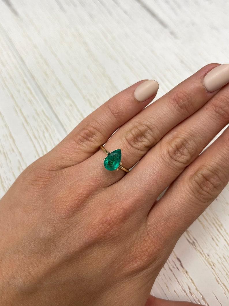 1.79 Carat Vivid Muzo Green Colombian Emerald - Pear-Cut May Birthstone Gem en vente 1