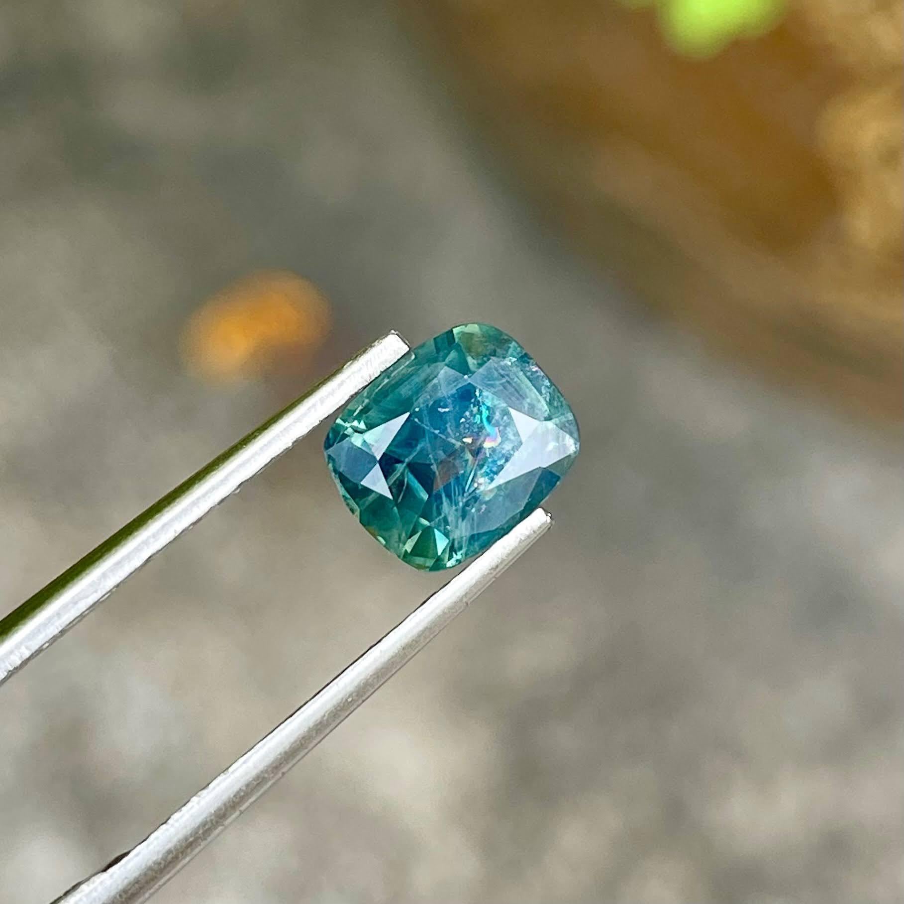 Poids 1,79 carats 
Dimensions 7.4x6.3x4.0 mm
Traitement aucun 
Origine Madagascar 
Clarté incluse 
Coussin de forme 
Coupe fantaisie coussin 



Découvrez la beauté exquise de notre saphir Sarcelle de 1,79 carat, une pierre précieuse naturelle