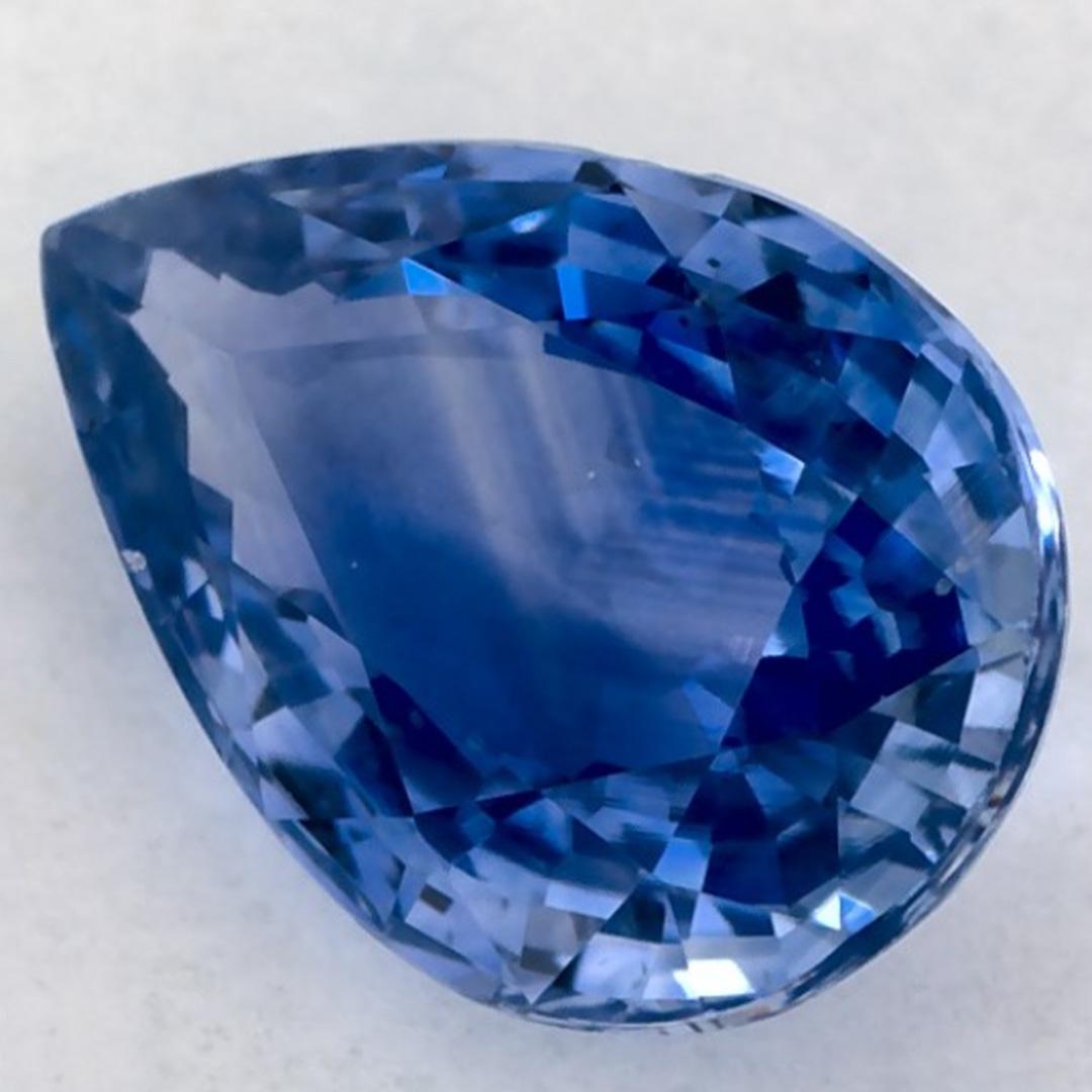 Este zafiro azul natural ofrece elegancia y sofisticación. Con su rica saturación de color y su corte preciso, es la pieza central perfecta para un anillo de compromiso o un diseño de joyería de lujo.

Este zafiro es originario de Sri Lanka