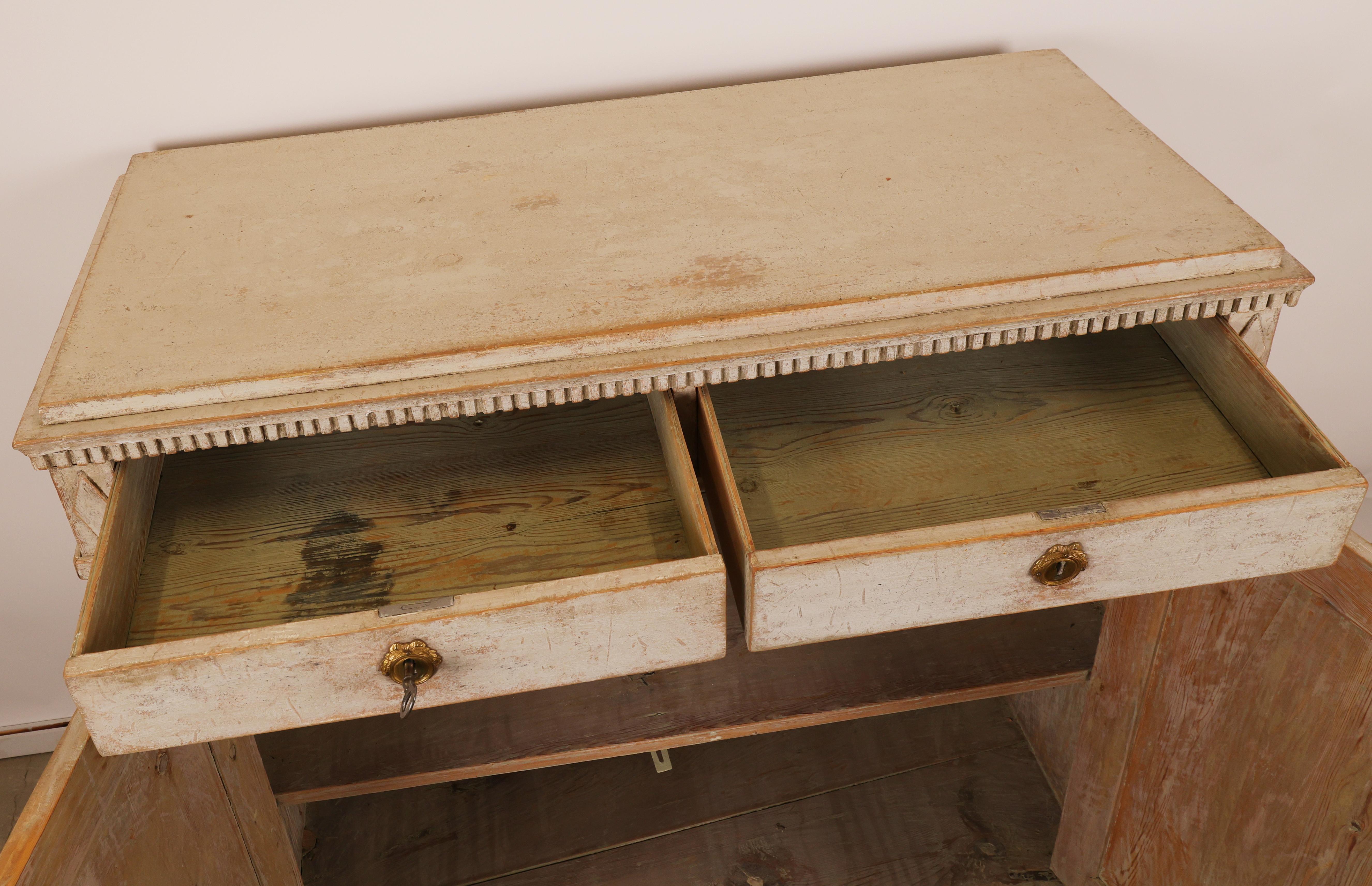 Buffet gustavien de la fin du XVIIIe siècle Bon état - En vente à Ljungby, SE