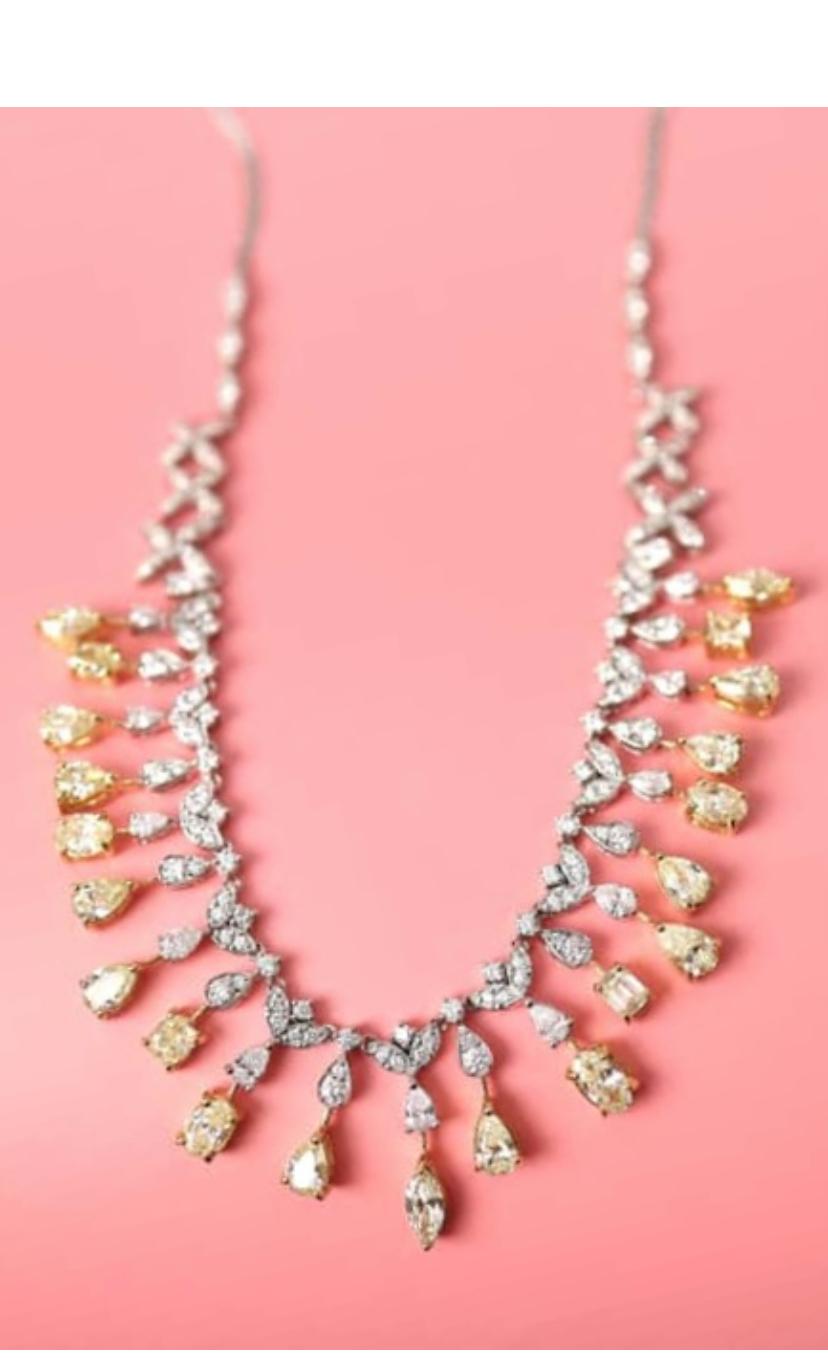 Una dichiarazione di straordinaria opulenza, questa collana elegante e unica mette in mostra una serie di diamanti gialli di alta qualità, che irradiano un'atmosfera vibrante.  di colore giallo, e diamanti bianchi scintillanti, che aggiungono 