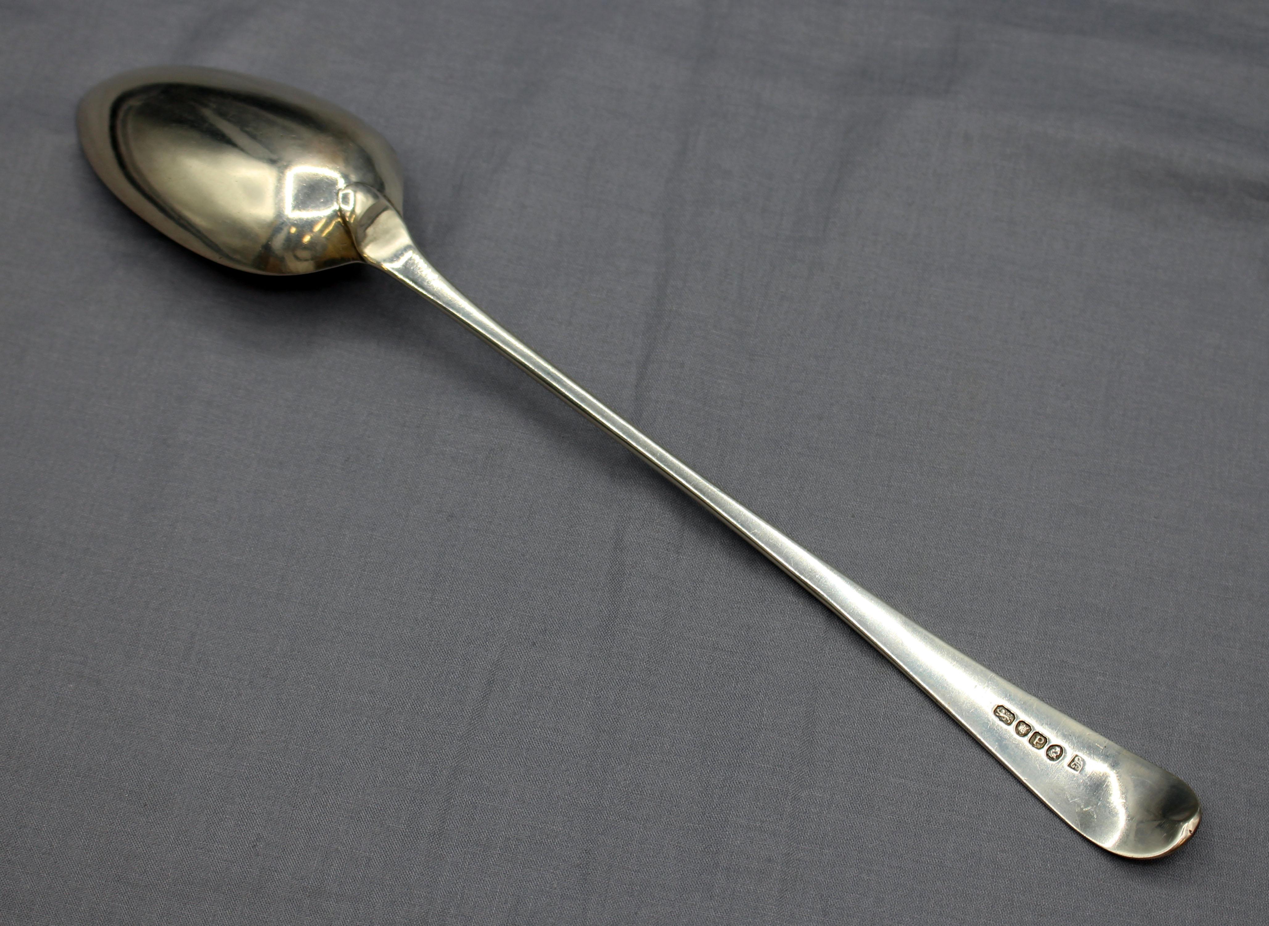 1790 Cuillère à rôtir en argent de George III, Londres, par Jacob Levi. Cimier - devise : Hinc Mihi Salus (D'où vient mon salut). Cimier et devise de la famille Spalding, Fairbairn, p. 444, écossais et français, 