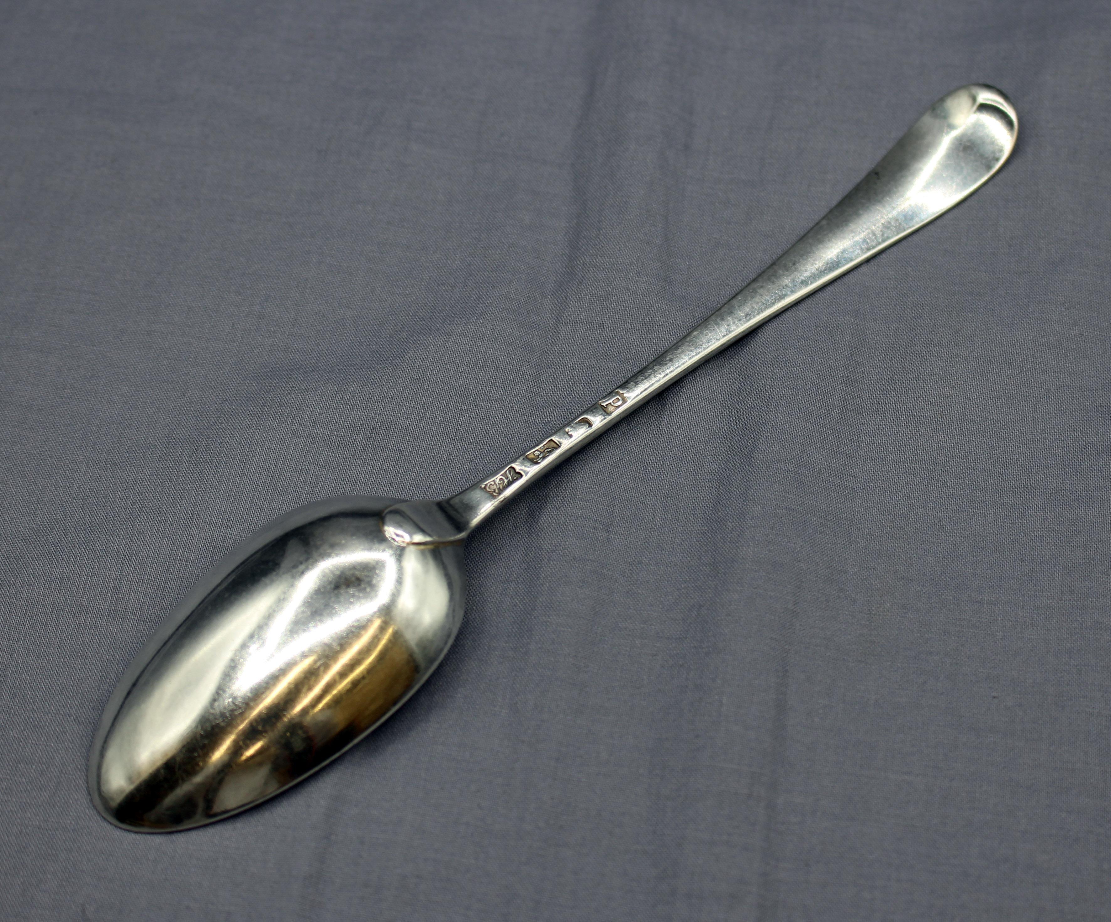 Hester Bateman 1790, Londres, cuchara de plata de ley. Patrón llano inglés antiguo. La platera más famosa de Inglaterra. 2,10 onzas troy.
8,75