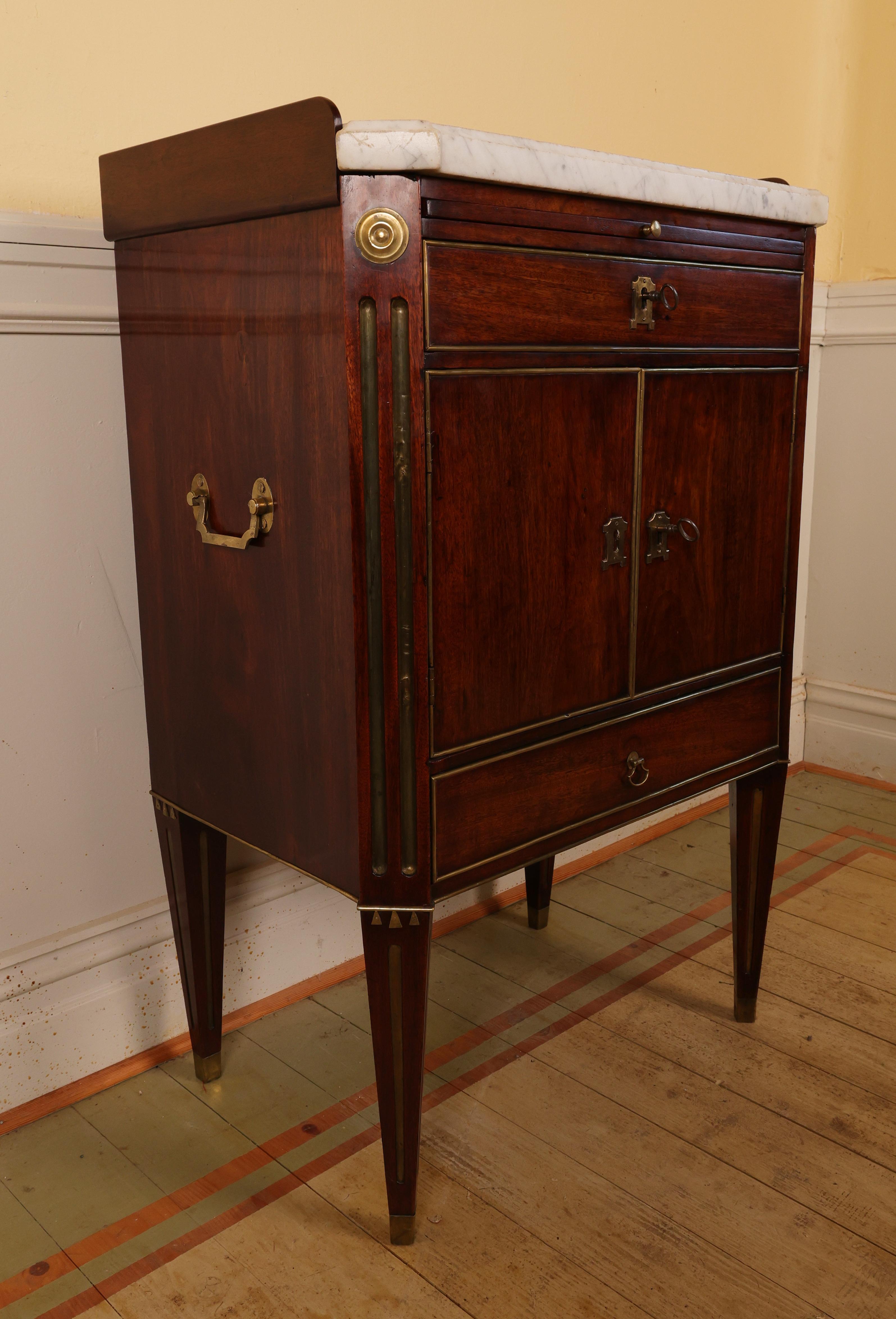 Swedish 1790 Late-Gustavian Mahogany-Veneered Nightstand For Sale