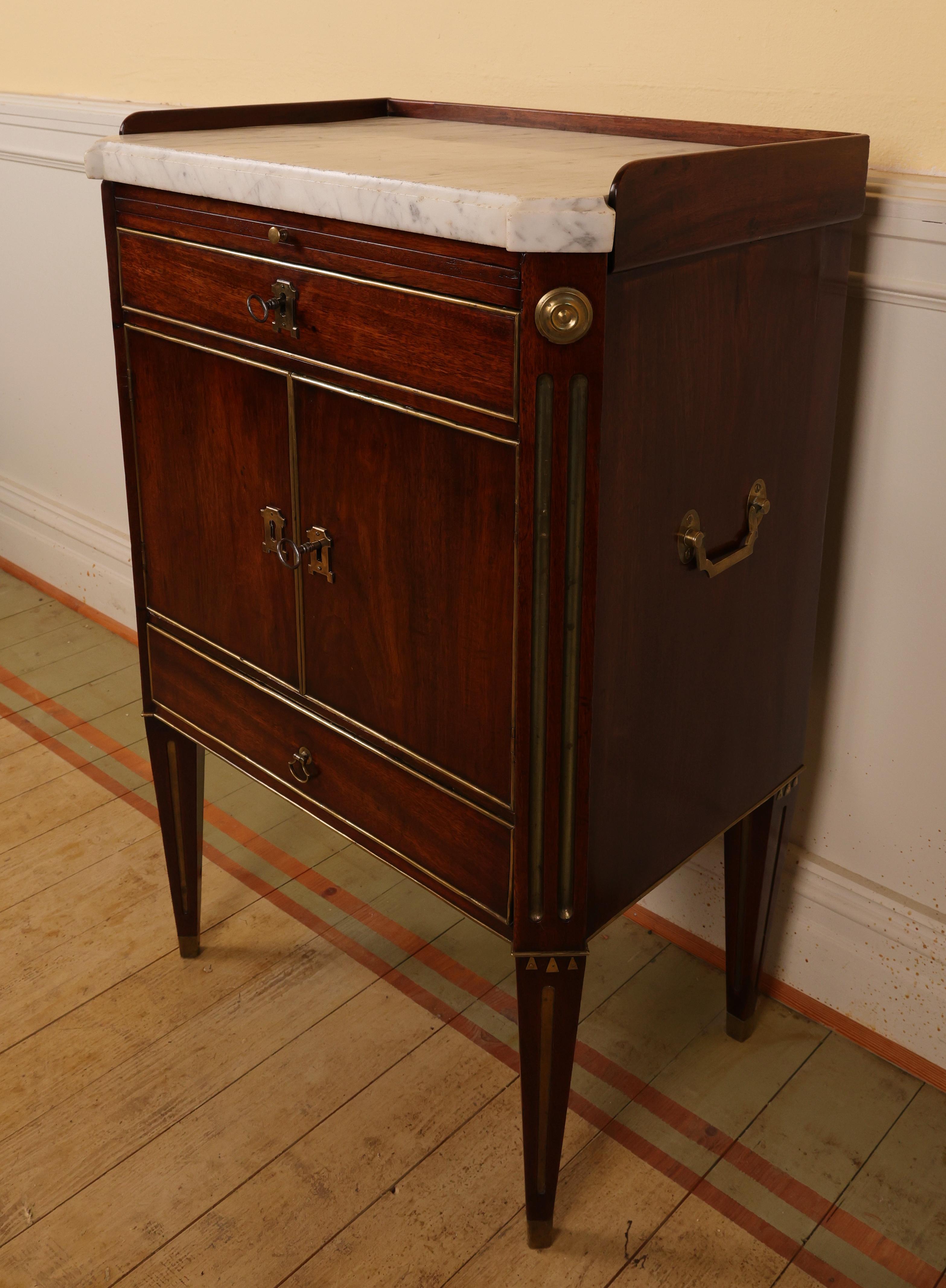 1790 Late-Gustavian Mahogany-Veneered Nightstand In Good Condition For Sale In Ljungby, SE