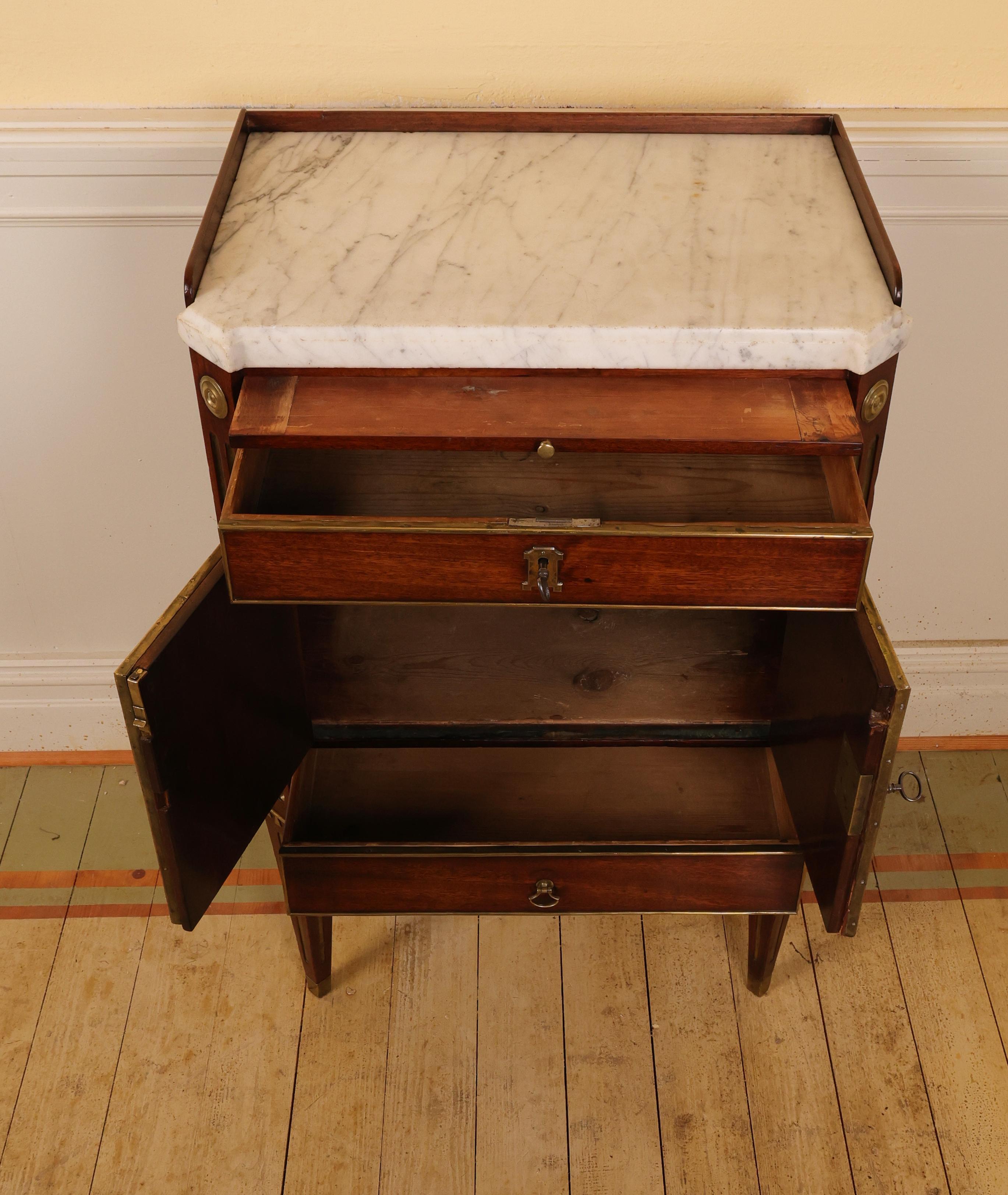 Late 18th Century 1790 Late-Gustavian Mahogany-Veneered Nightstand For Sale