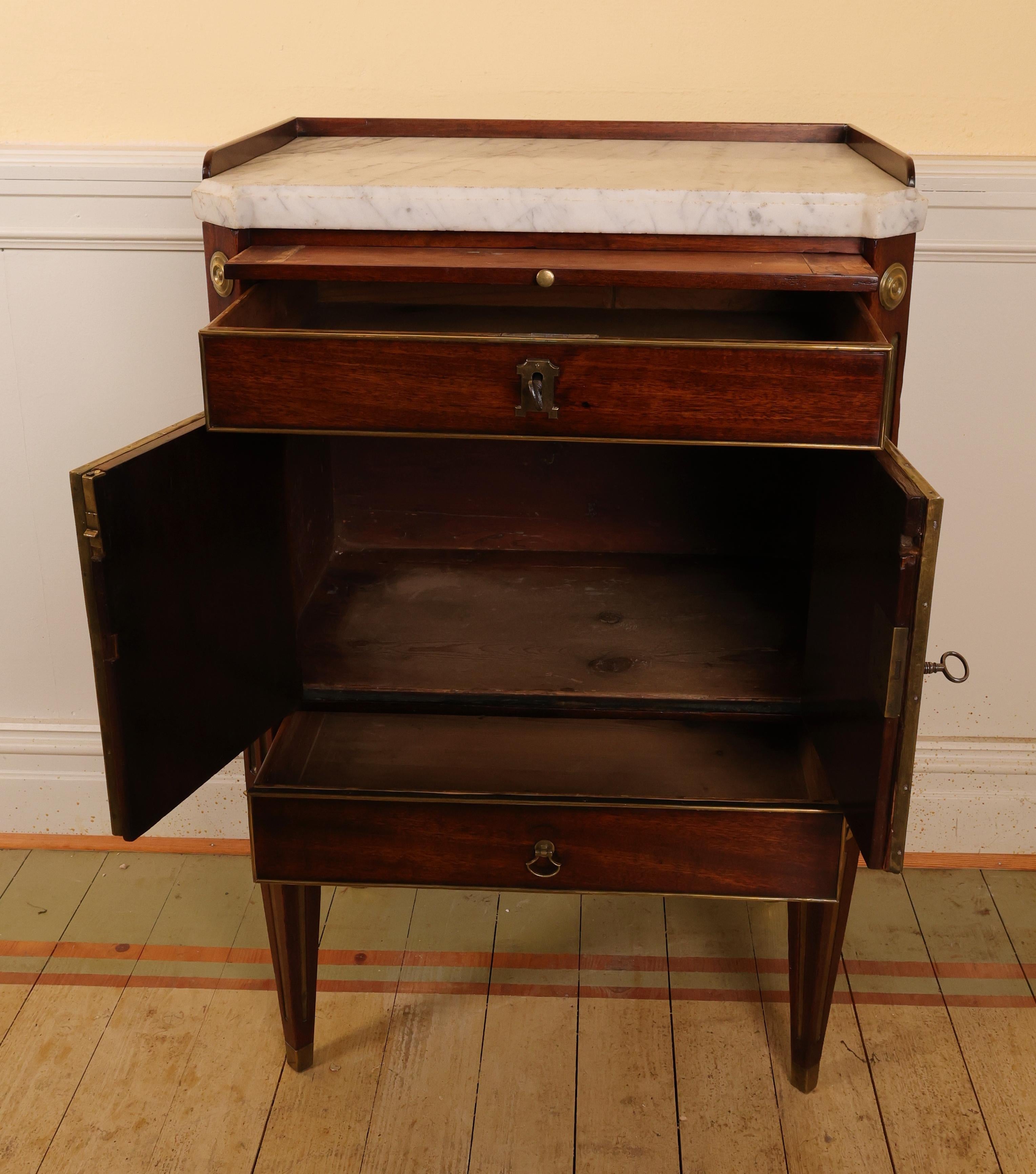 Brass 1790 Late-Gustavian Mahogany-Veneered Nightstand For Sale