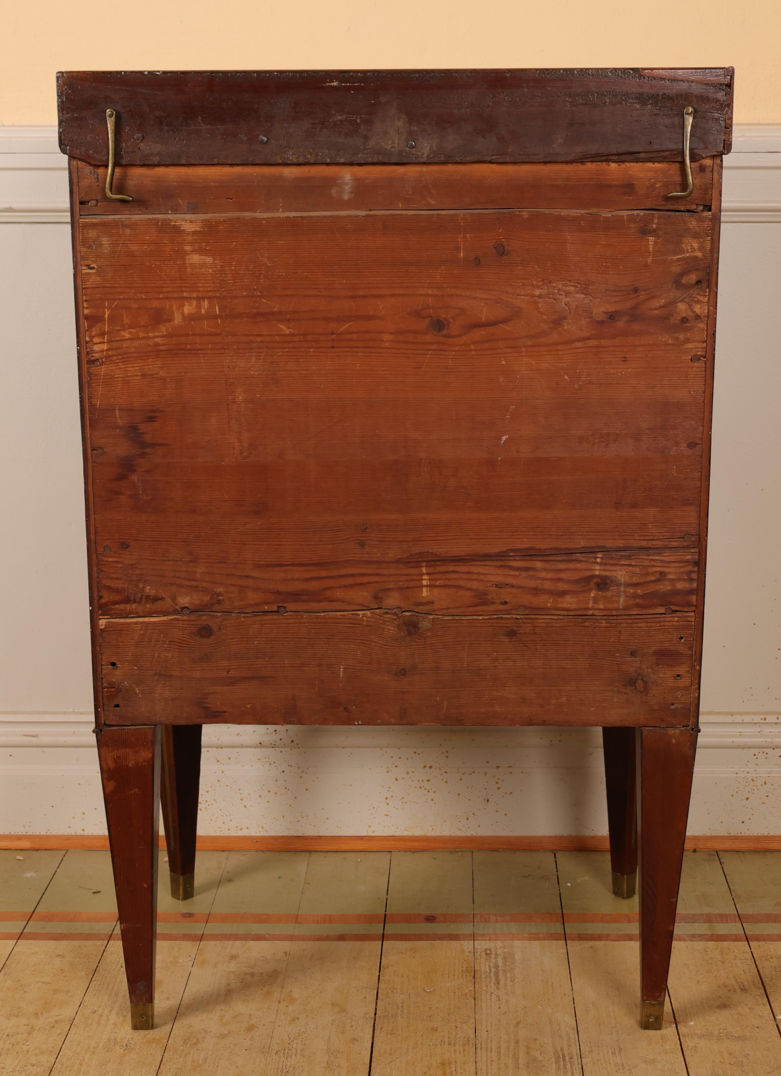 1790 Late-Gustavian Mahogany-Veneered Nightstand For Sale 1