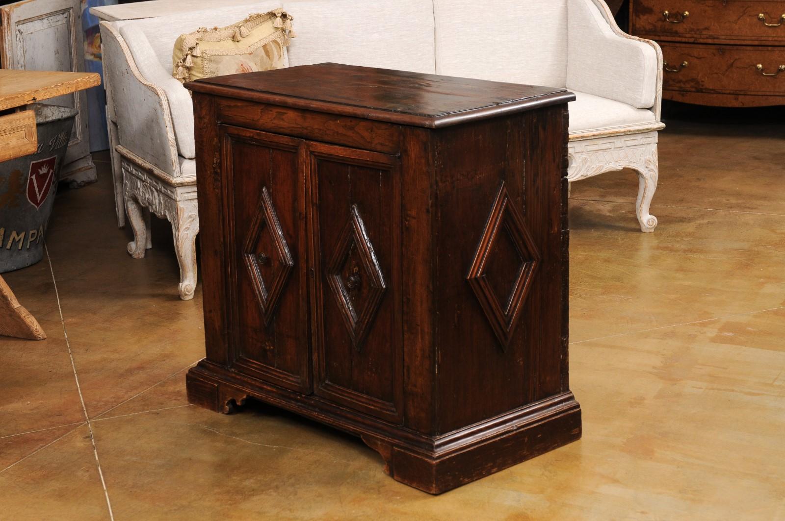 1790s Italian Walnut Buffet with Carved Diamond Motifs and Lift Top For Sale 5