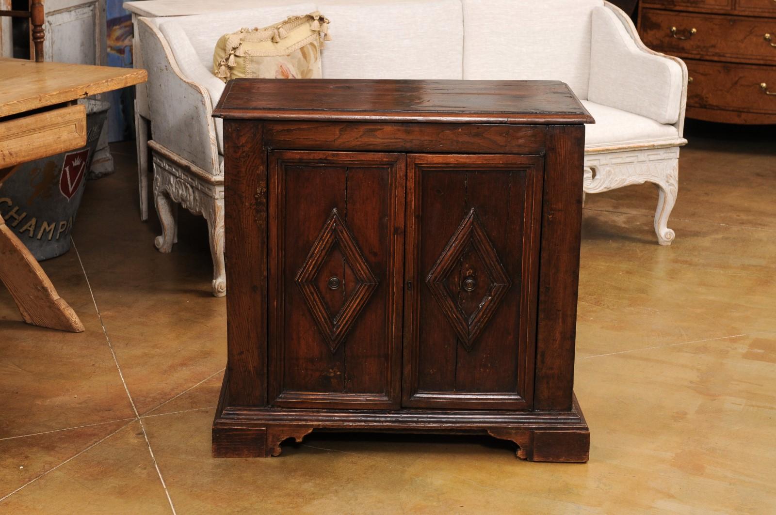 1790s Italian Walnut Buffet with Carved Diamond Motifs and Lift Top For Sale 6
