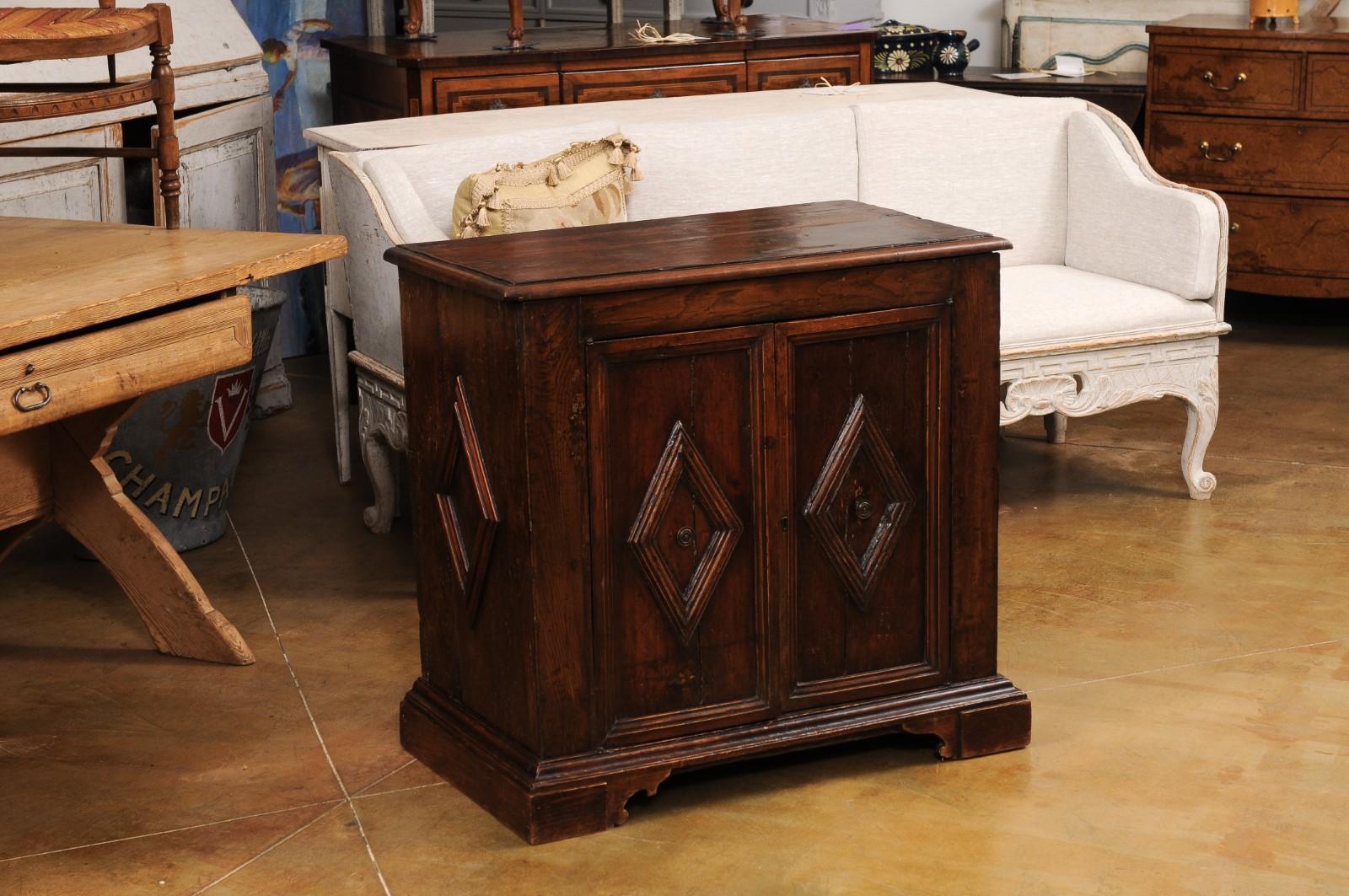 Hand-Carved 1790s Italian Walnut Buffet with Carved Diamond Motifs and Lift Top For Sale