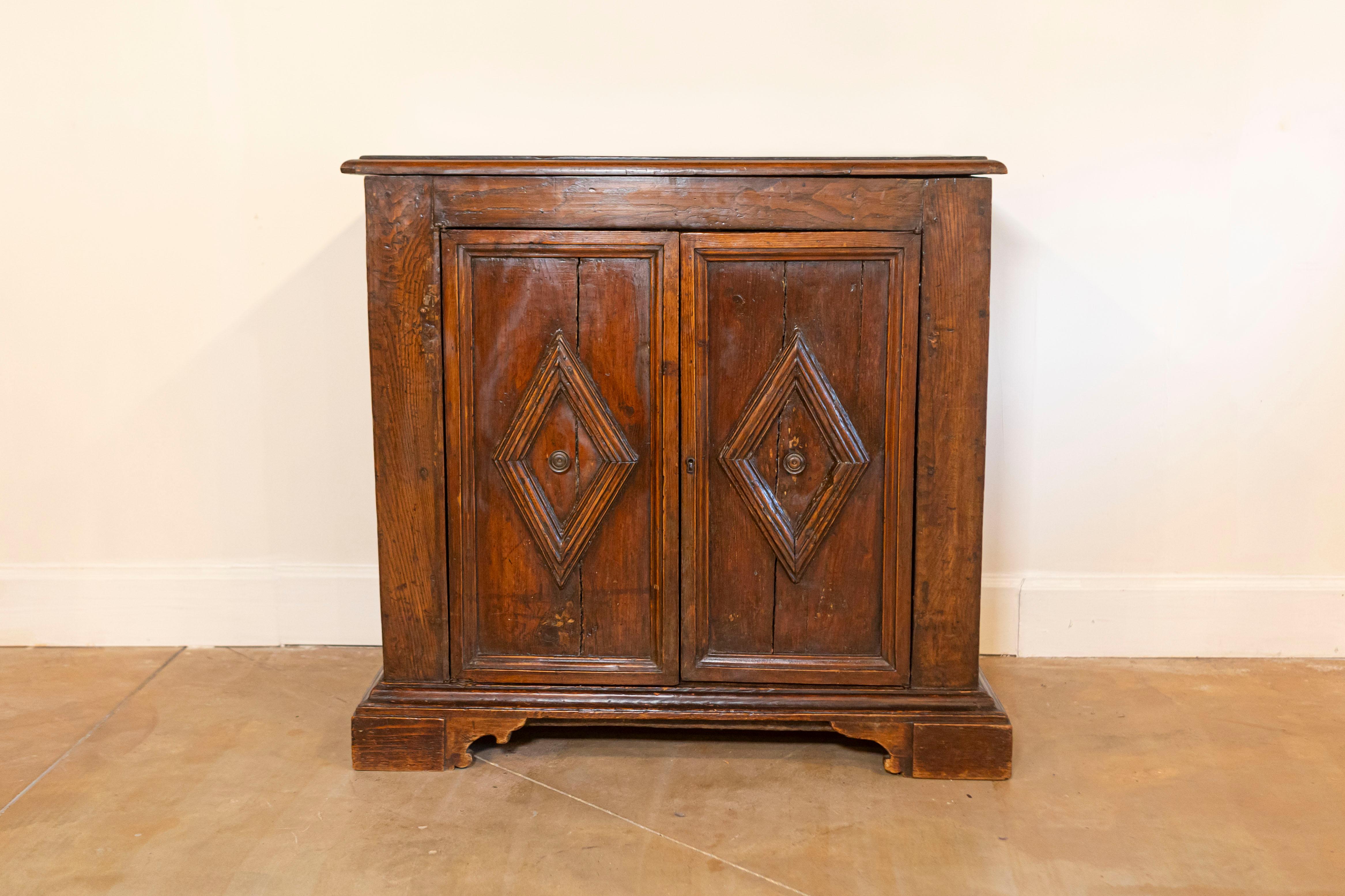 Aparador italiano de nogal de 1790 con motivos de diamantes tallados y tapa elevable Italiano en venta