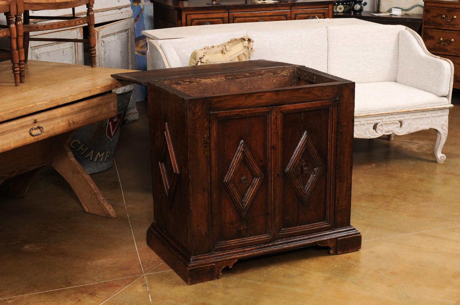 1790s Italian Walnut Buffet with Carved Diamond Motifs and Lift Top In Good Condition For Sale In Atlanta, GA