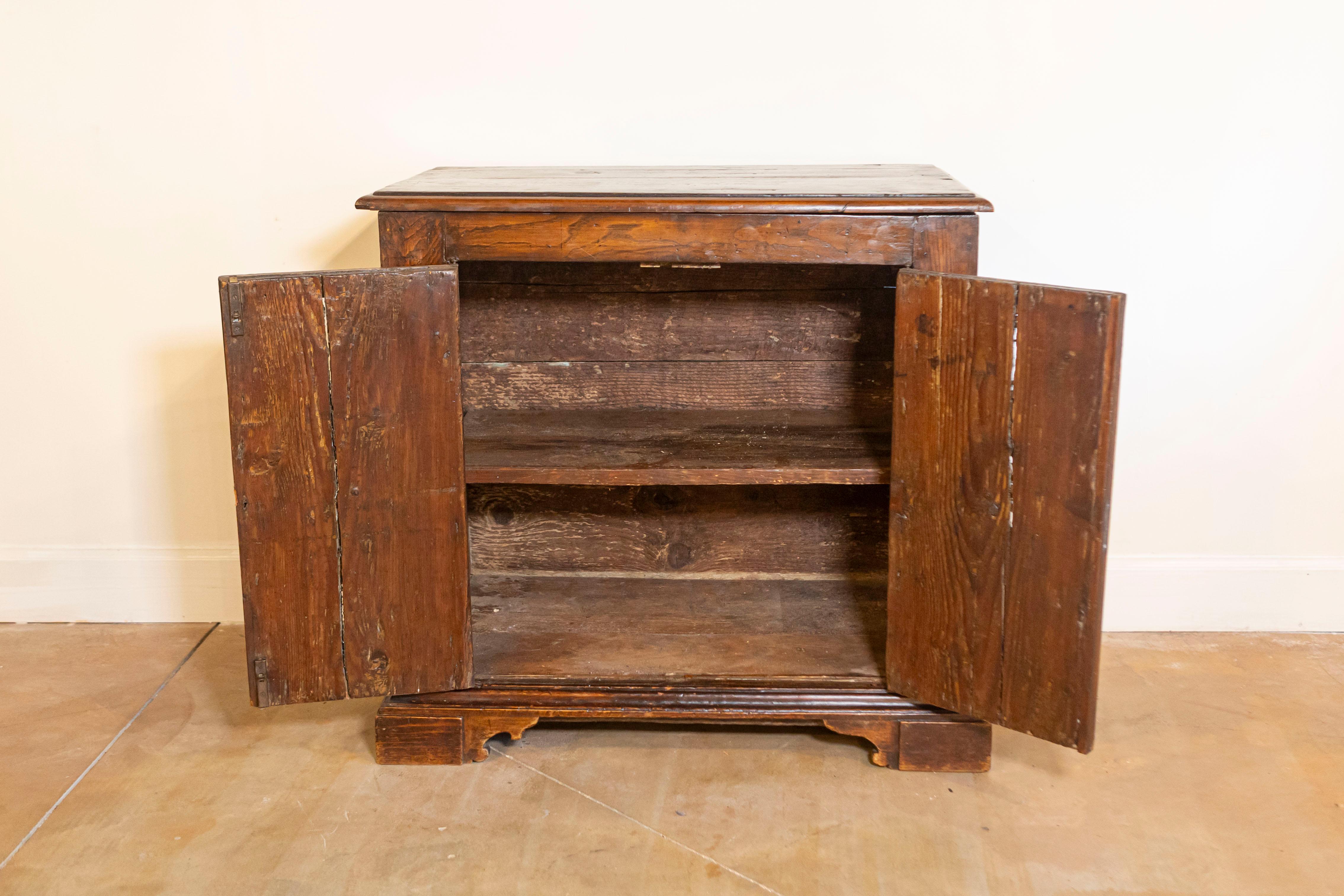 Aparador italiano de nogal de 1790 con motivos de diamantes tallados y tapa elevable Tallado a mano en venta