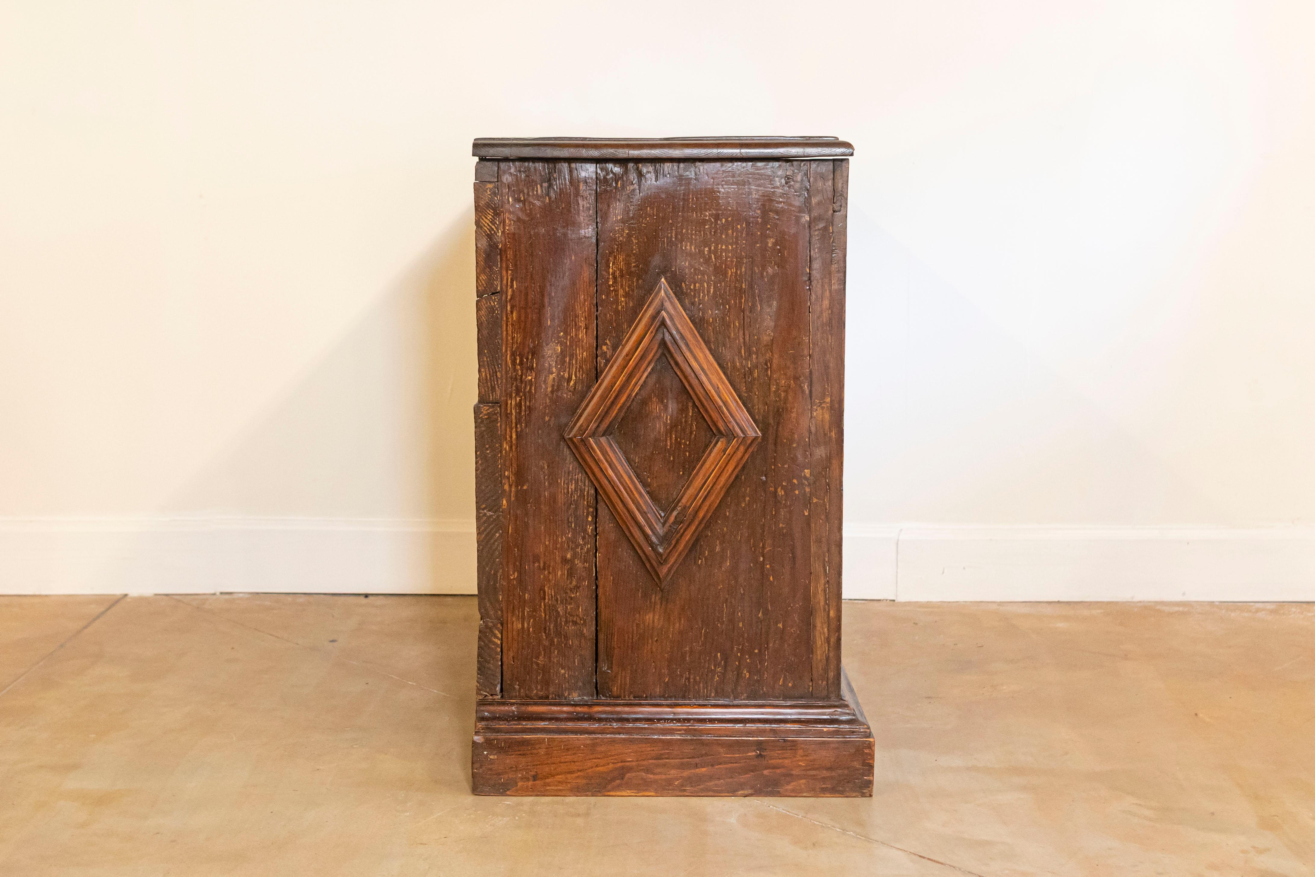 Aparador italiano de nogal de 1790 con motivos de diamantes tallados y tapa elevable siglo XVIII en venta
