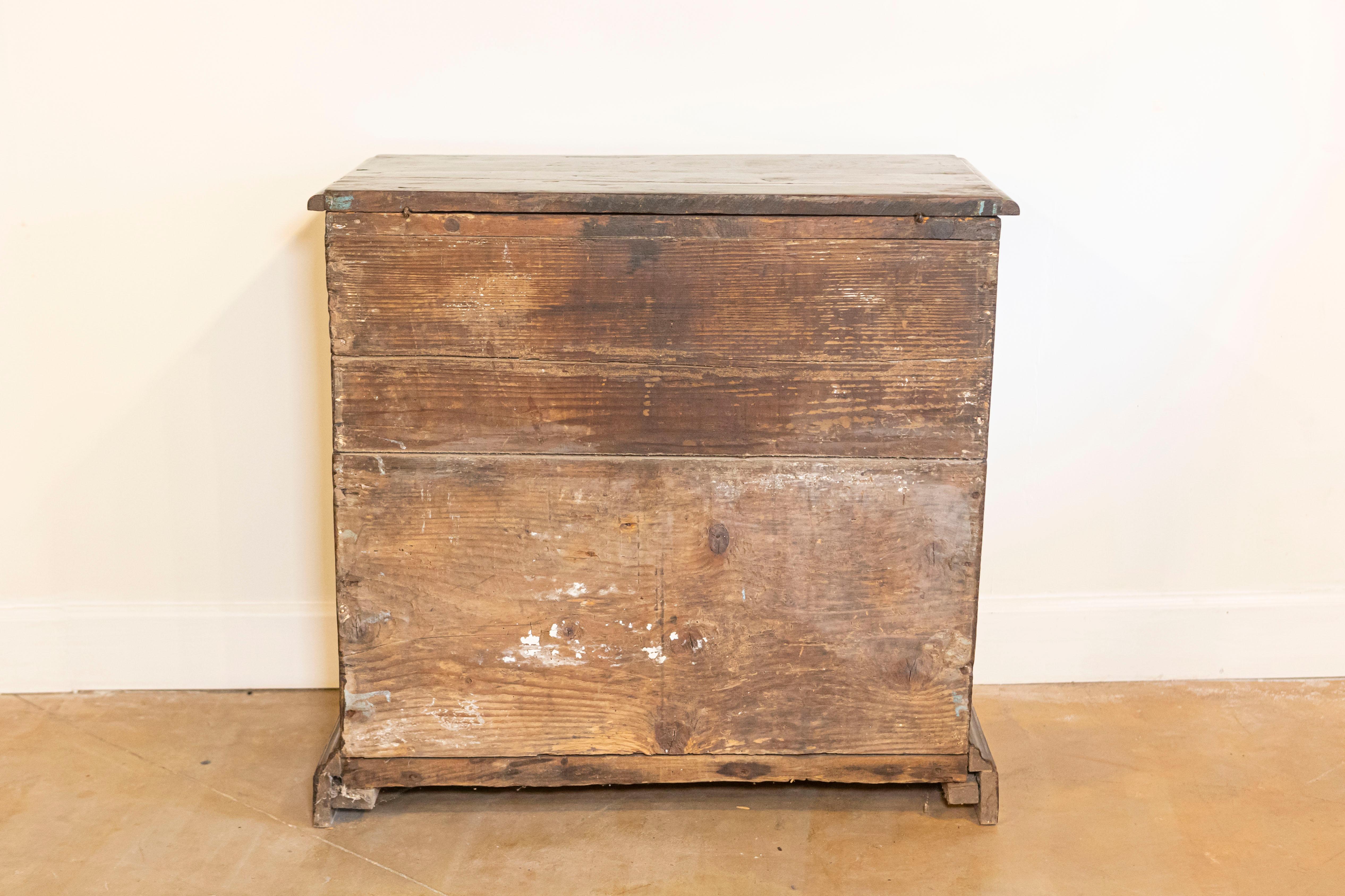 Aparador italiano de nogal de 1790 con motivos de diamantes tallados y tapa elevable Nogal en venta