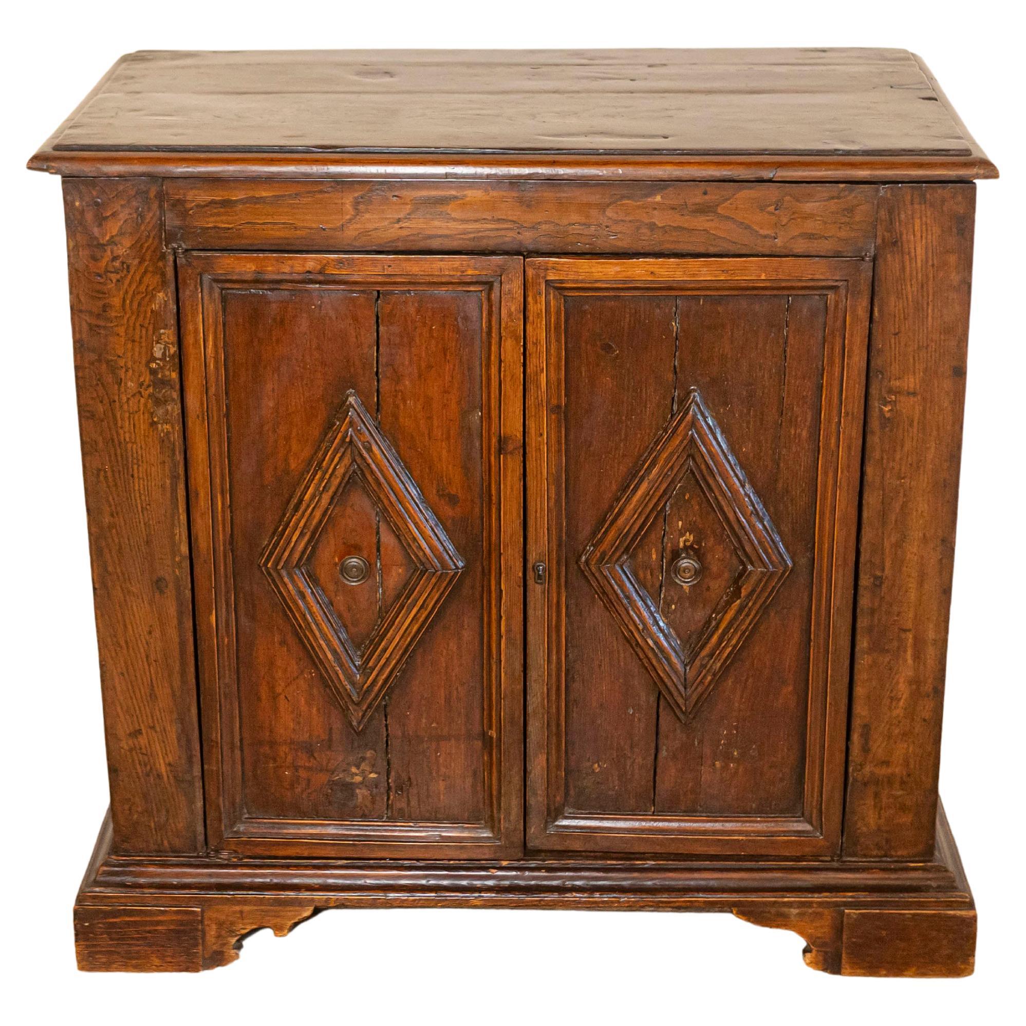 Aparador italiano de nogal de 1790 con motivos de diamantes tallados y tapa elevable en venta