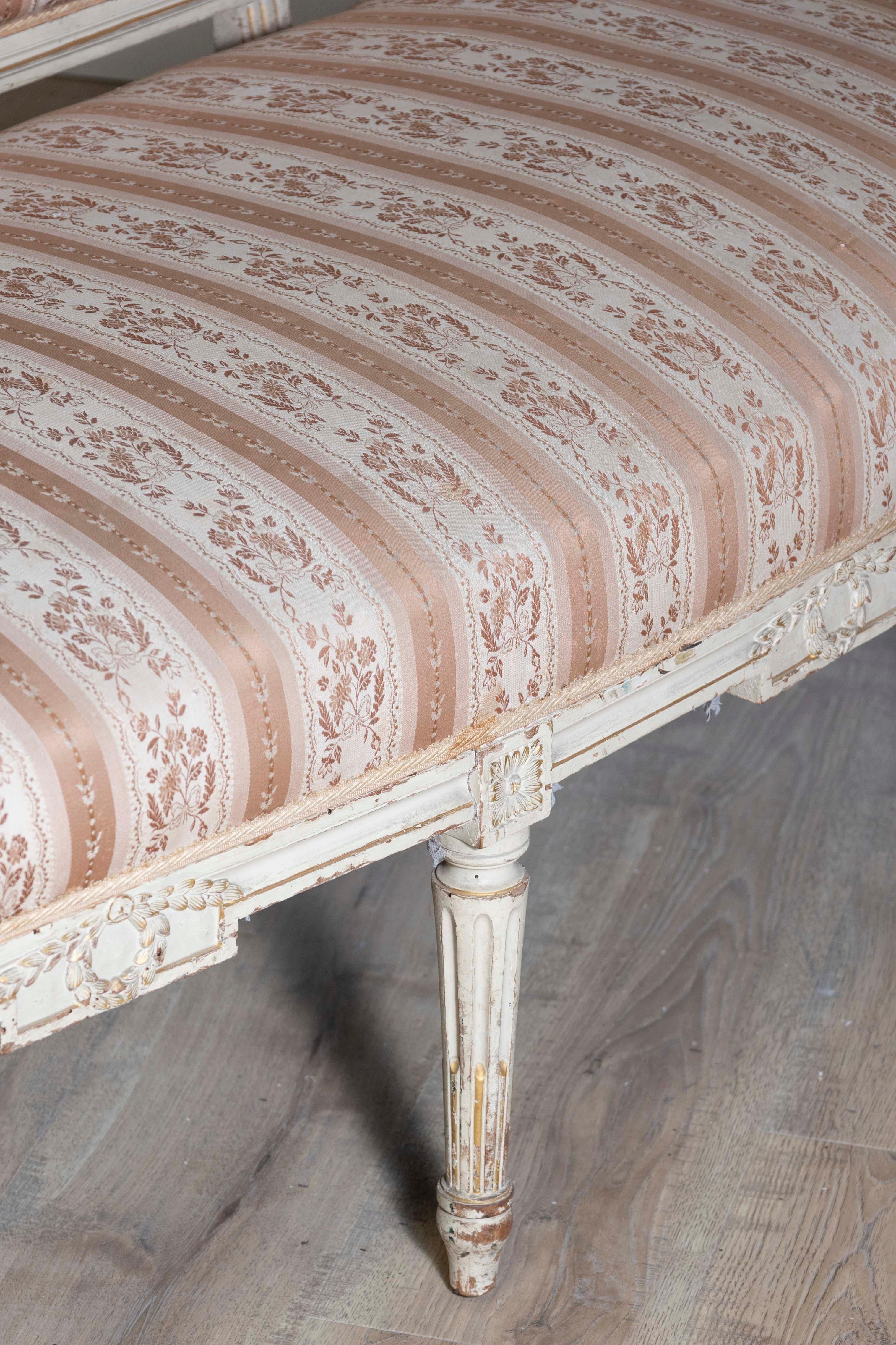 Canapé peint d'époque Louis XVI à dossier ovale et feuillage sculpté, datant des années 1790 en vente 3