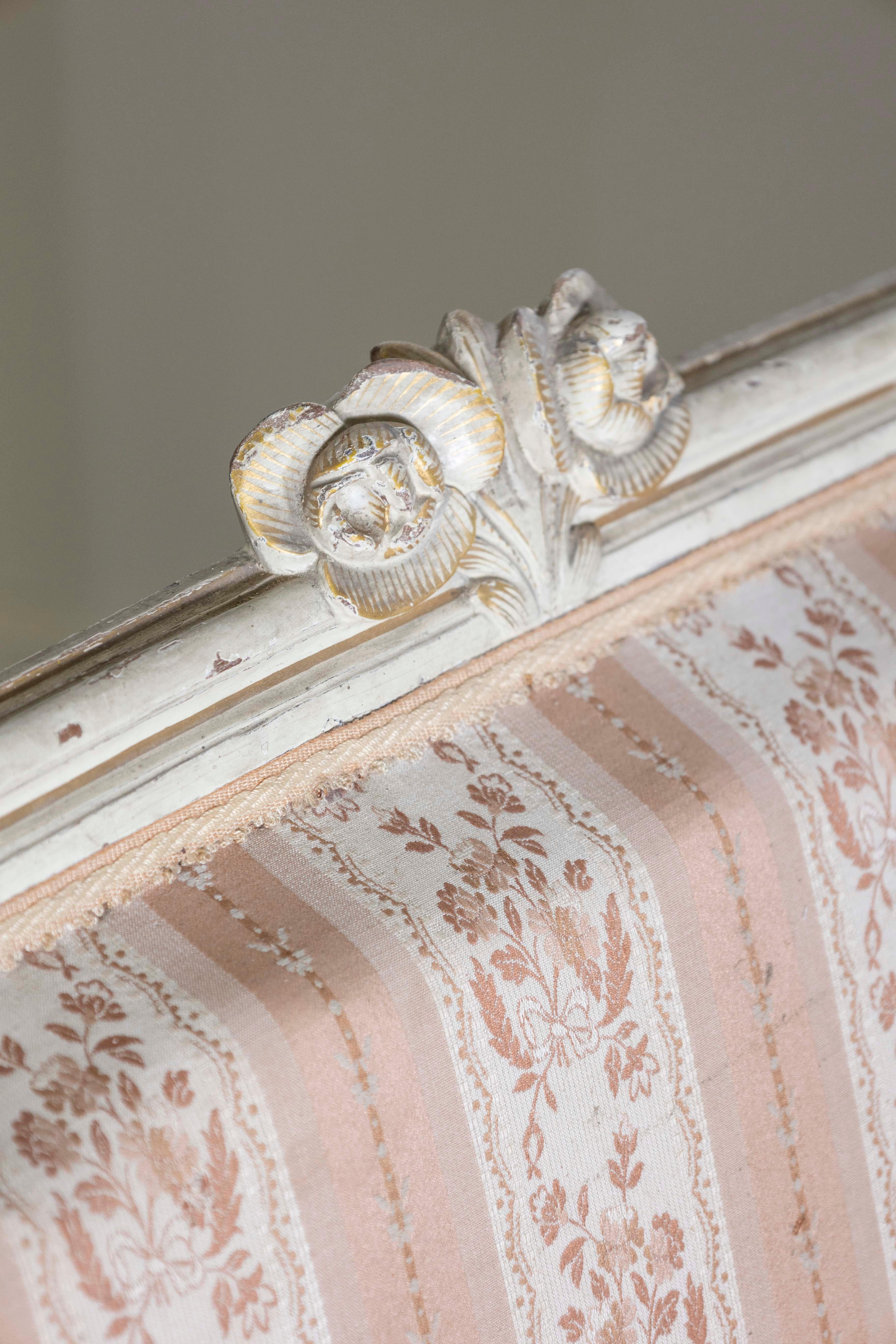 Canapé peint d'époque Louis XVI à dossier ovale et feuillage sculpté, datant des années 1790 en vente 4