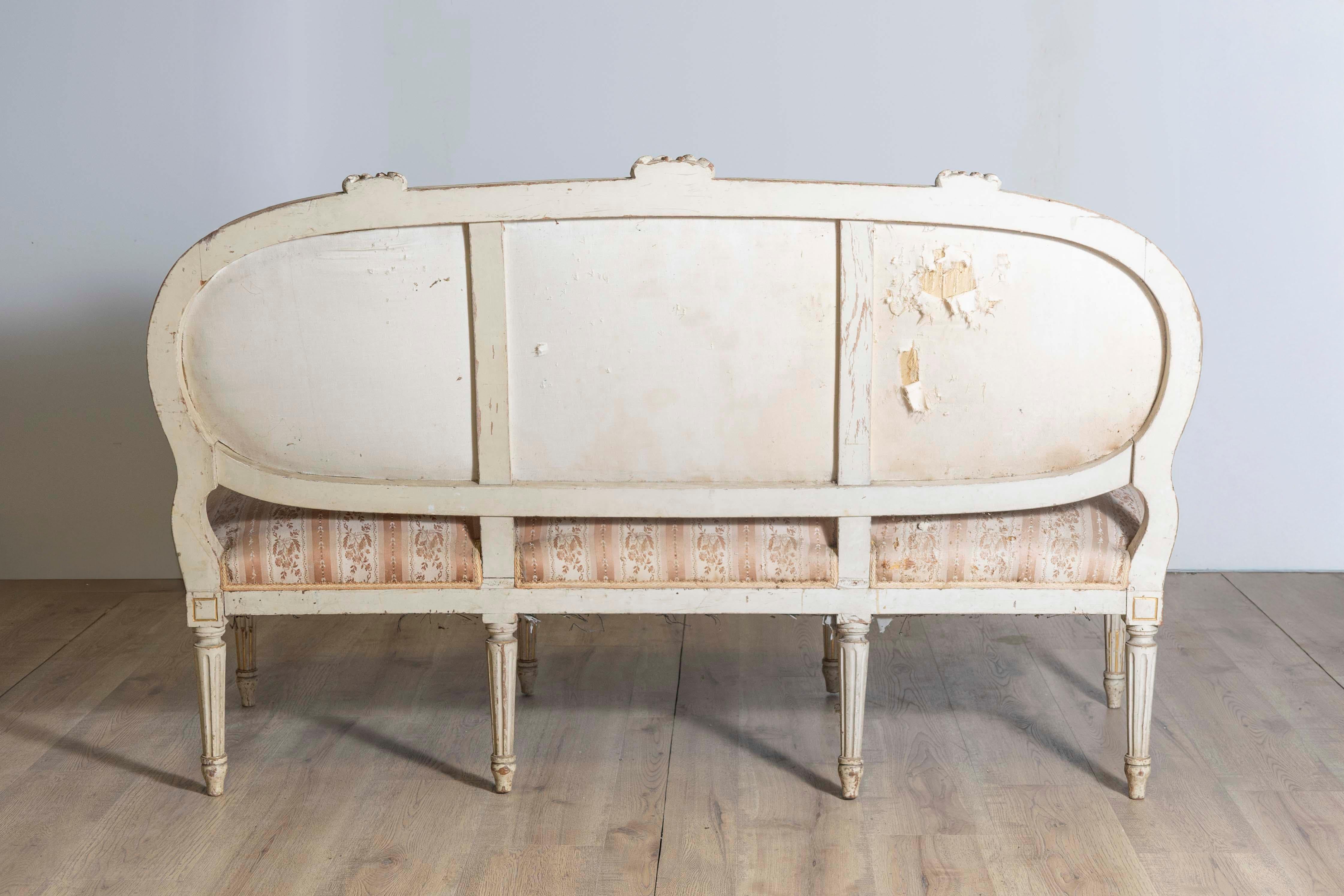 Canapé peint d'époque Louis XVI à dossier ovale et feuillage sculpté, datant des années 1790 Bon état - En vente à Atlanta, GA