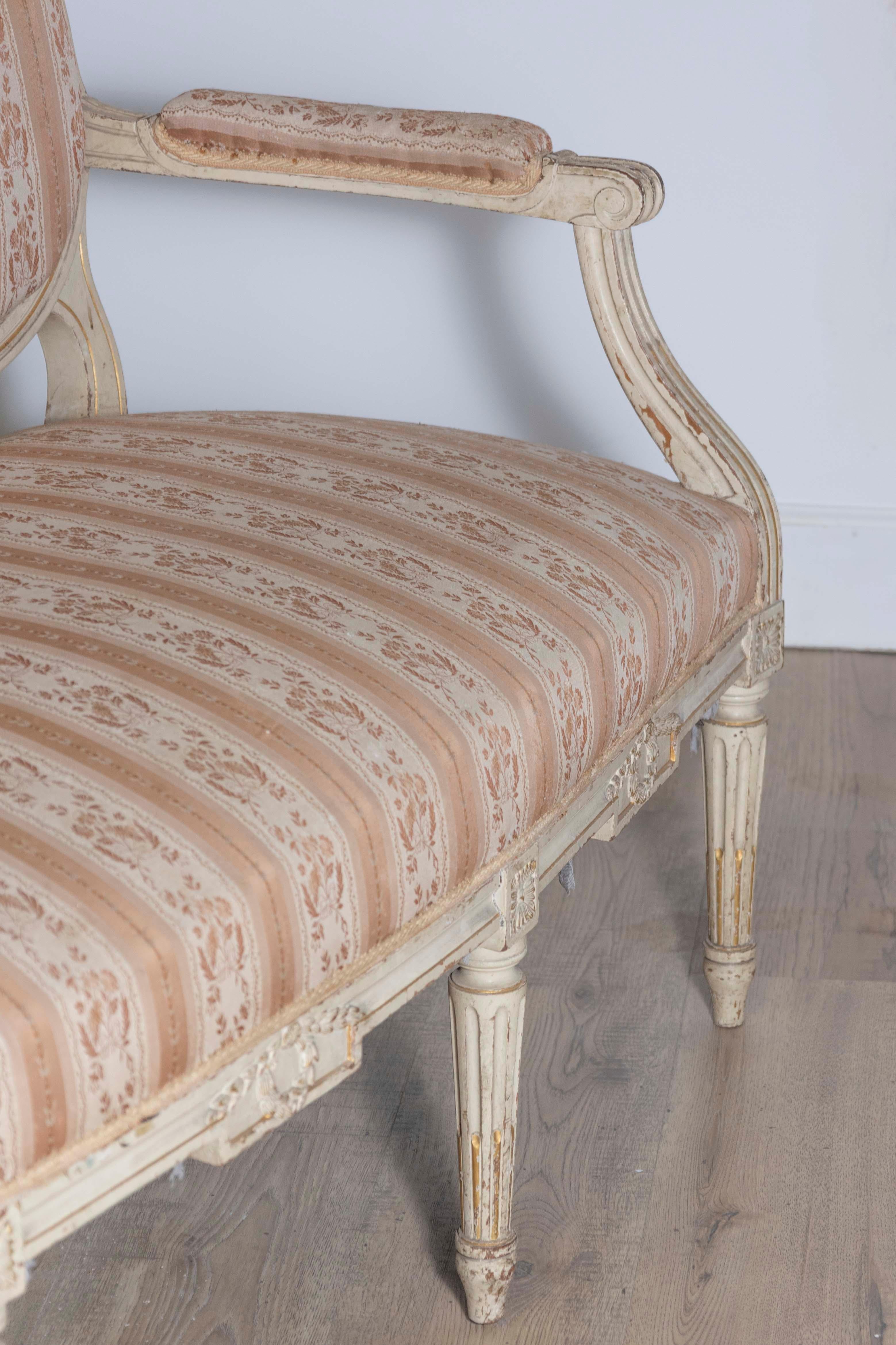 Tissu d'ameublement Canapé peint d'époque Louis XVI à dossier ovale et feuillage sculpté, datant des années 1790 en vente