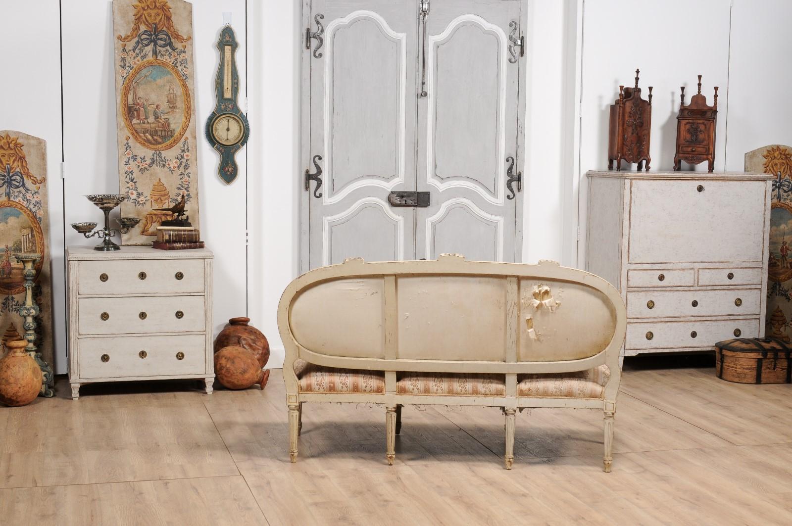 1790s Louis XVI Period French Painted Sofa with Oval Back and Carved Foliage For Sale 4