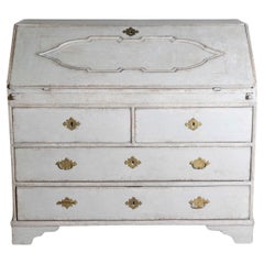 1790s  Escritorio escandinavo de frente inclinado con panel tallado y cuatro cajones