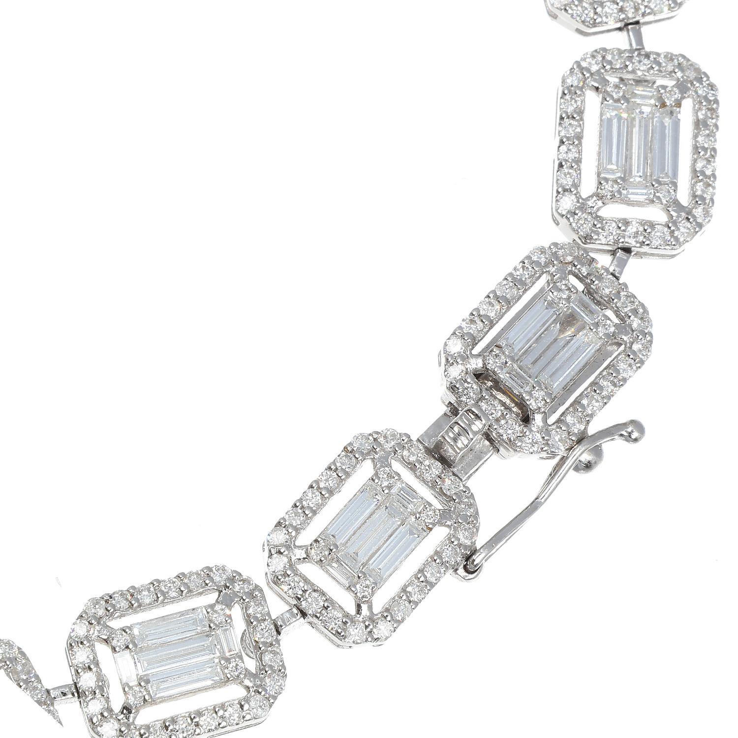 Women's or Men's 17.91 ct White Diamonds Baguette Necklace G - VS1 / VS2 18Kt White Gold Modern For Sale