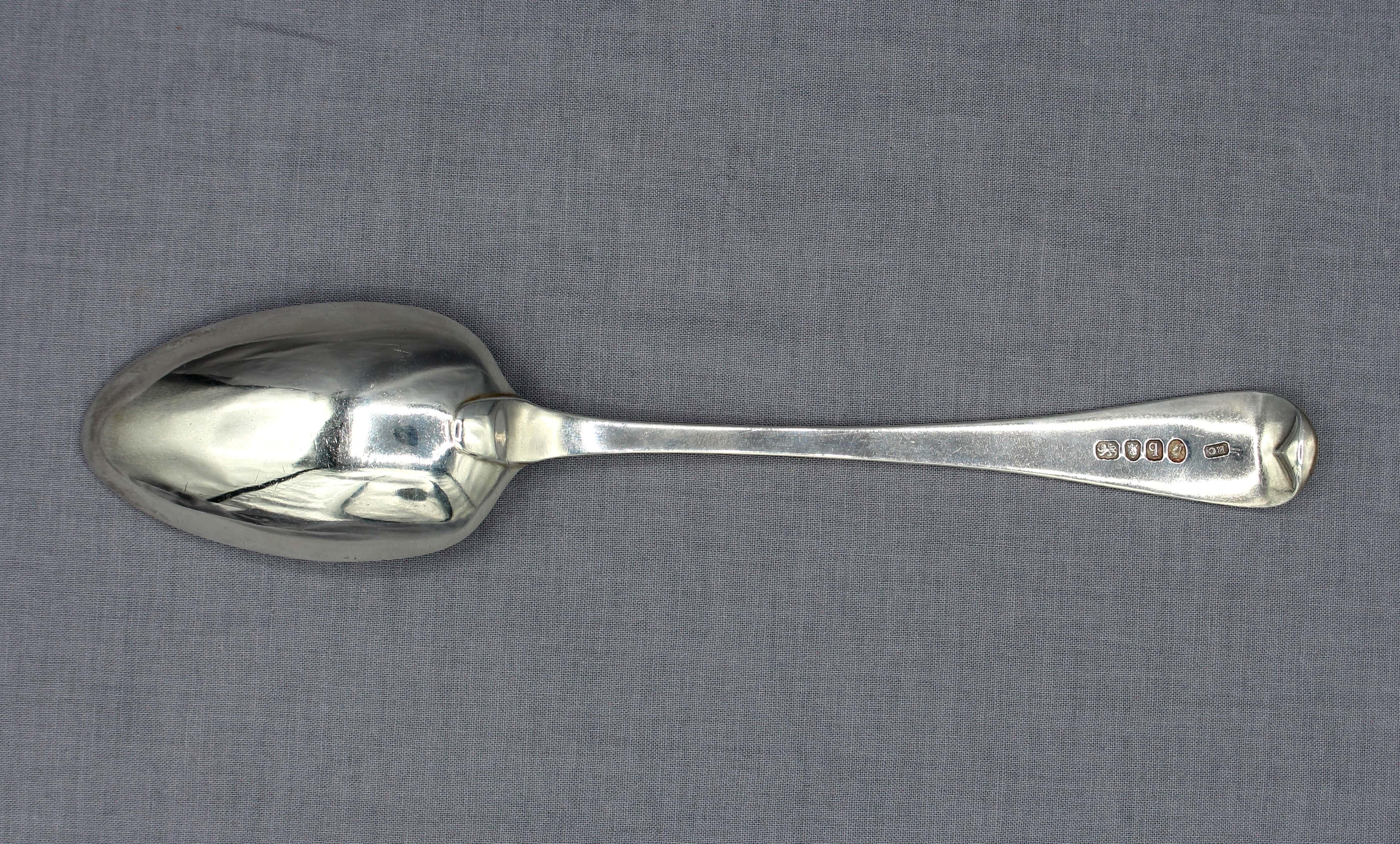 1791 Cuillère à soupe en argent sterling de Richard Crossley, Londres. Excellent poids. Monogramme d'époque 